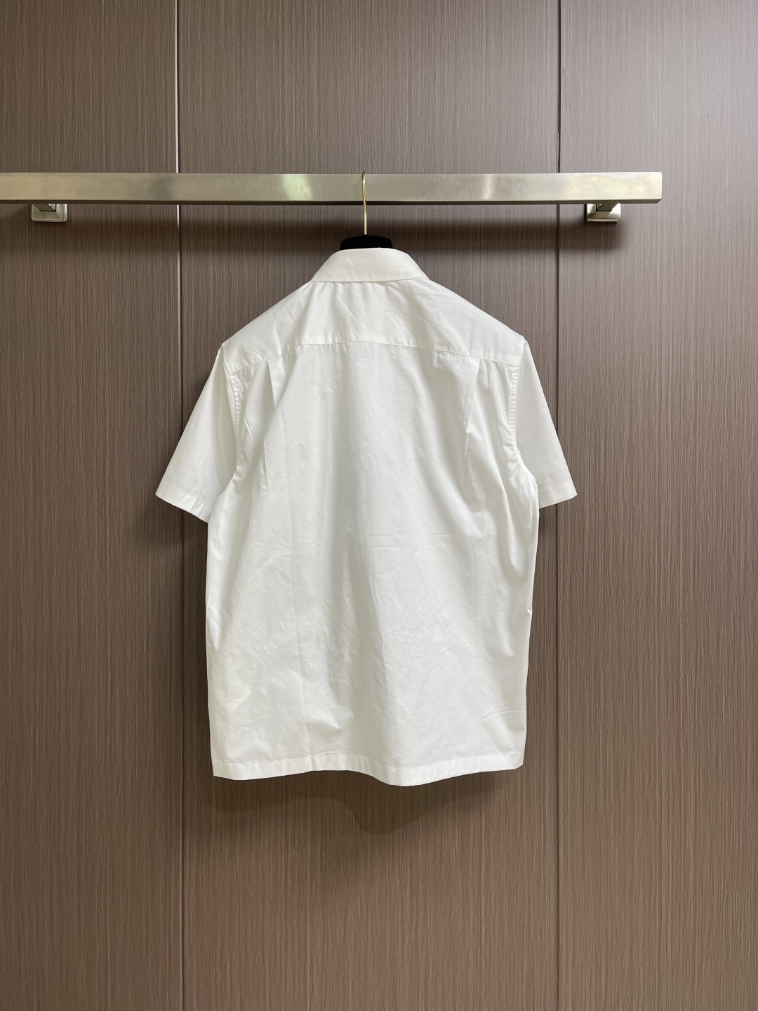 LV 压花口袋翻领短袖衬衫，织物正面斜纹纹路明显，反面比较模糊。经纬向均用单纱，线密度接近，织物经密略高