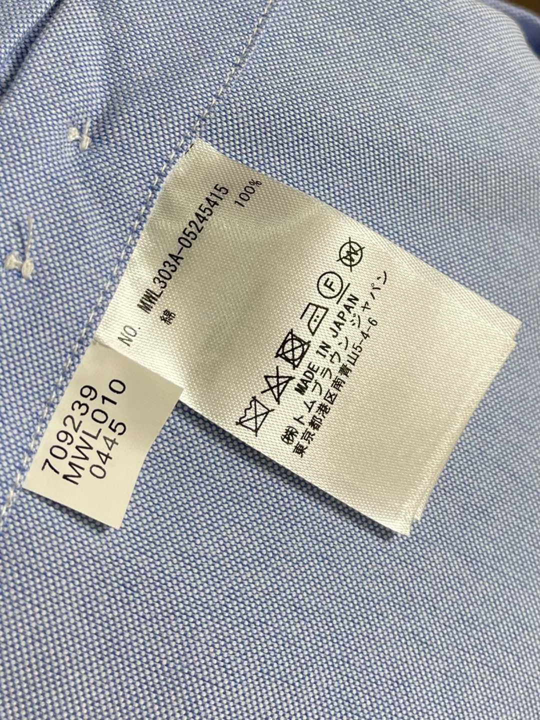 TB ThomBrowne汤姆布朗 撞色斜纹短袖衬衫。采用白色纽扣显个性，简约中加入些许设计感。率性尖领