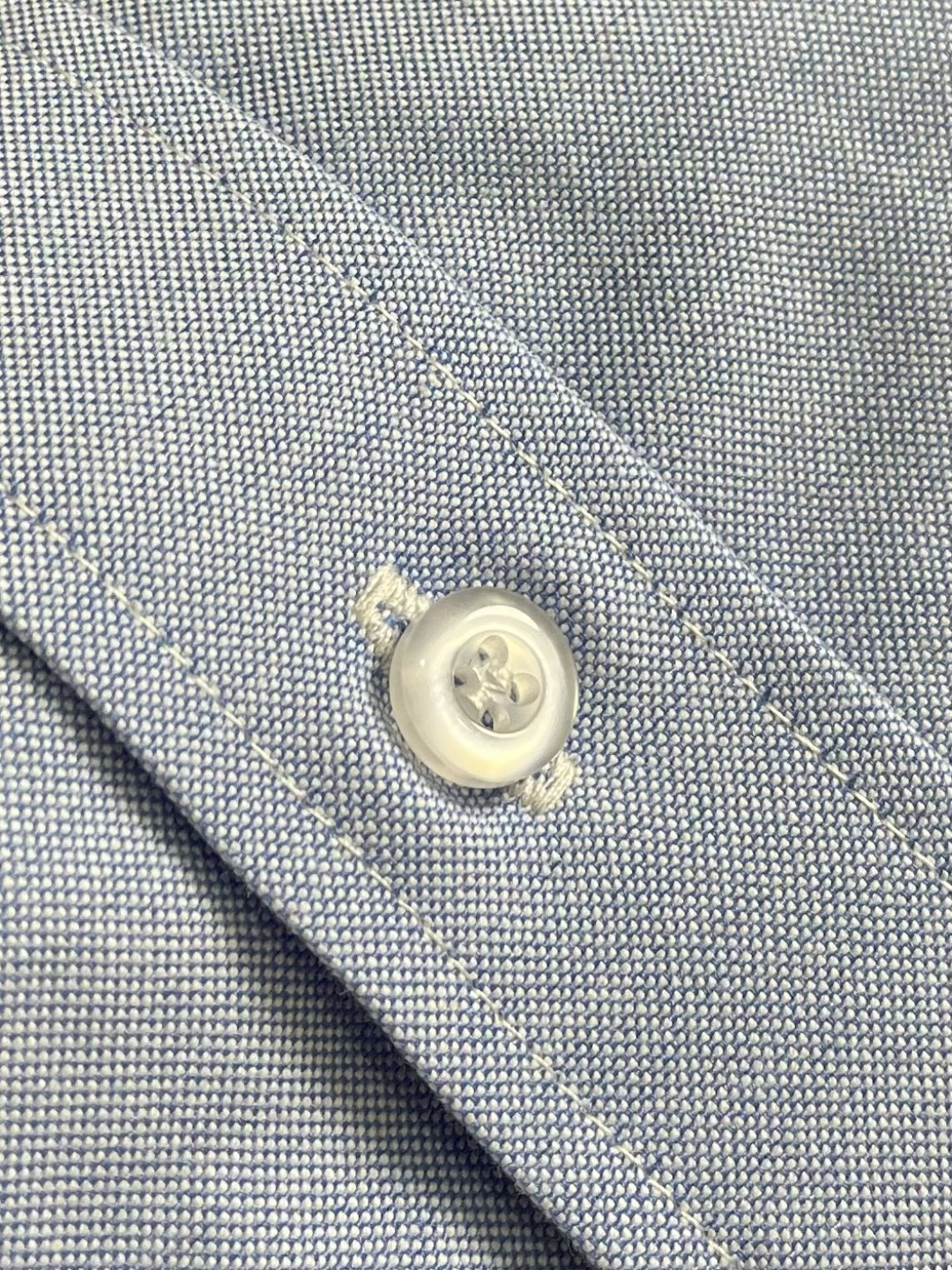 TB ThomBrowne汤姆布朗 撞色斜纹短袖衬衫。采用白色纽扣显个性，简约中加入些许设计感。率性尖领