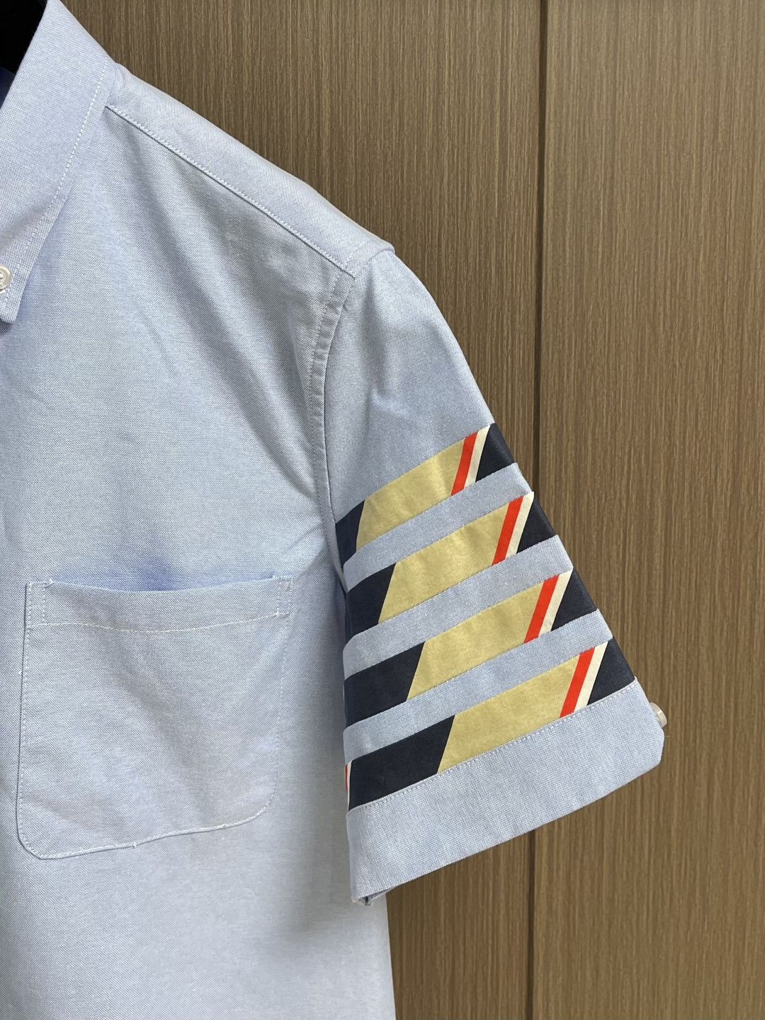 TB ThomBrowne汤姆布朗 撞色斜纹短袖衬衫。采用白色纽扣显个性，简约中加入些许设计感。率性尖领