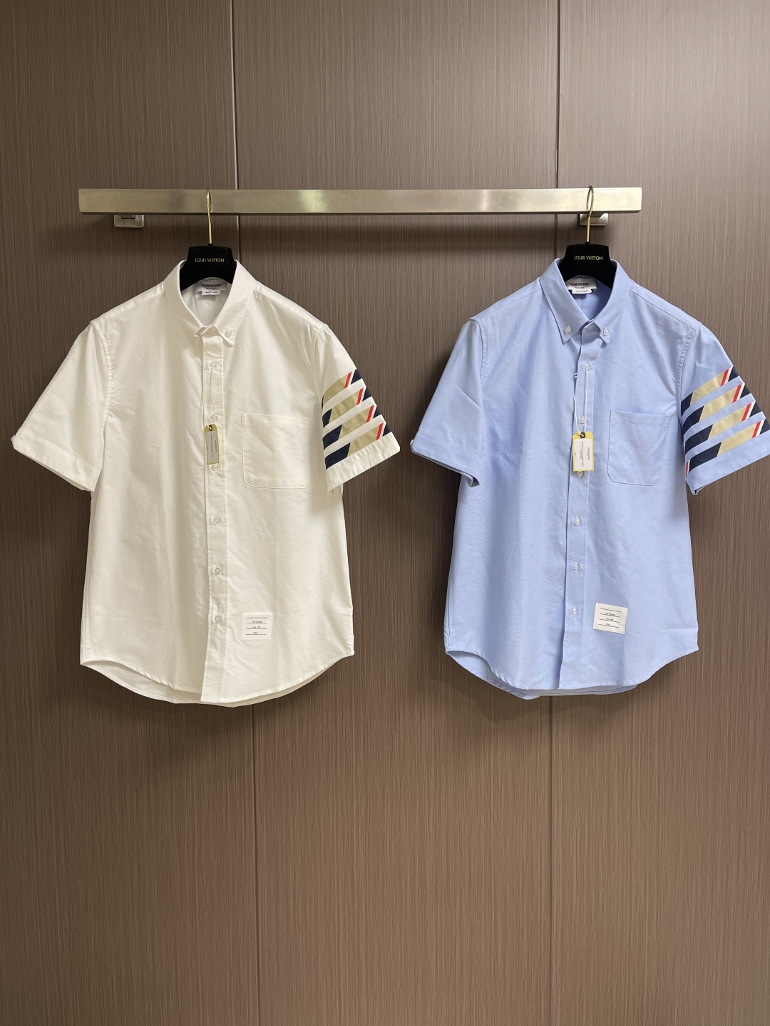 TB ThomBrowne汤姆布朗 撞色斜纹短袖衬衫。采用白色纽扣显个性，简约中加入些许设计感。率性尖领