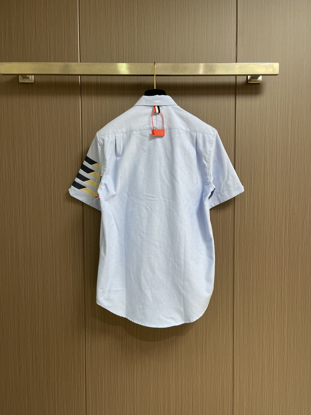 TB ThomBrowne汤姆布朗 撞色斜纹短袖衬衫。采用白色纽扣显个性，简约中加入些许设计感。率性尖领