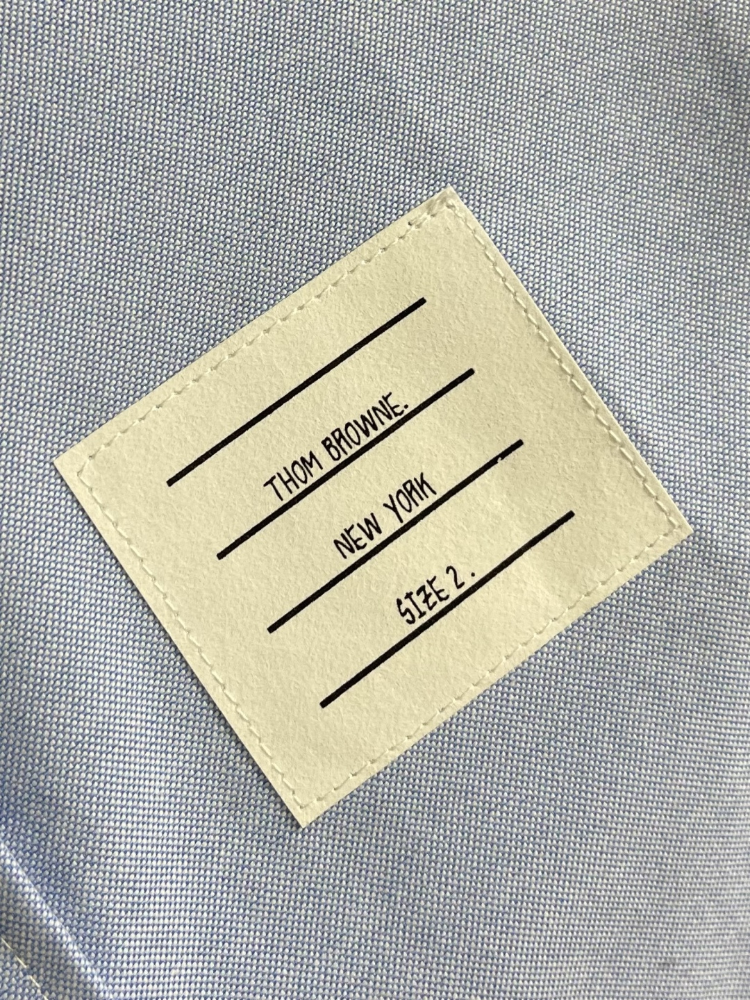 TB ThomBrowne汤姆布朗 撞色斜纹短袖衬衫。采用白色纽扣显个性，简约中加入些许设计感。率性尖领