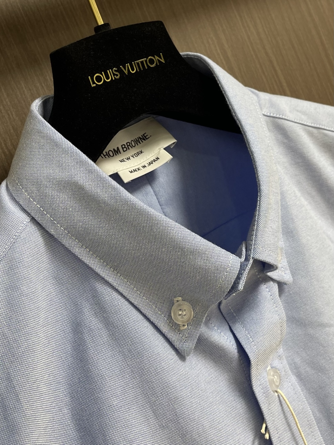 TB ThomBrowne汤姆布朗 撞色斜纹短袖衬衫。采用白色纽扣显个性，简约中加入些许设计感。率性尖领