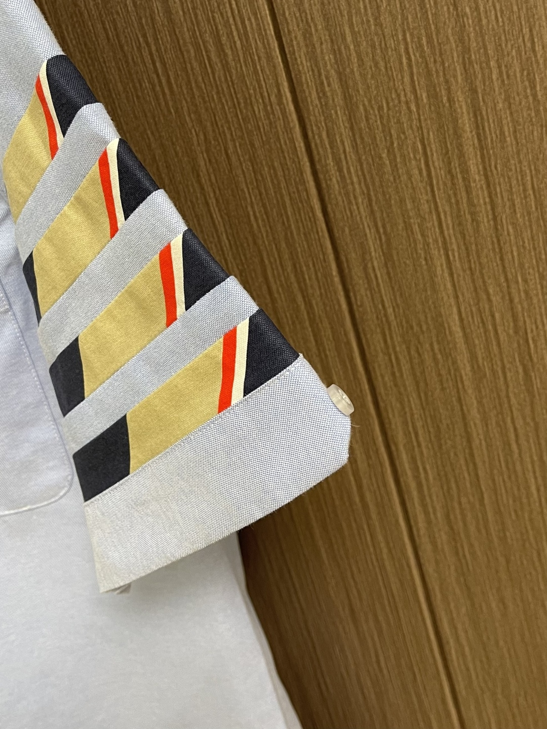 TB ThomBrowne汤姆布朗 撞色斜纹短袖衬衫。采用白色纽扣显个性，简约中加入些许设计感。率性尖领