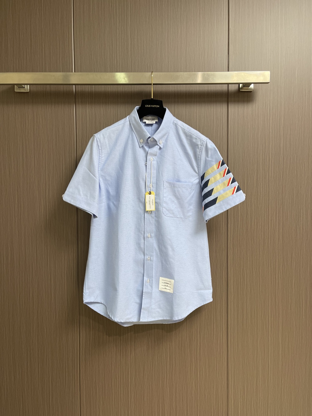 TB ThomBrowne汤姆布朗 撞色斜纹短袖衬衫。采用白色纽扣显个性，简约中加入些许设计感。率性尖领