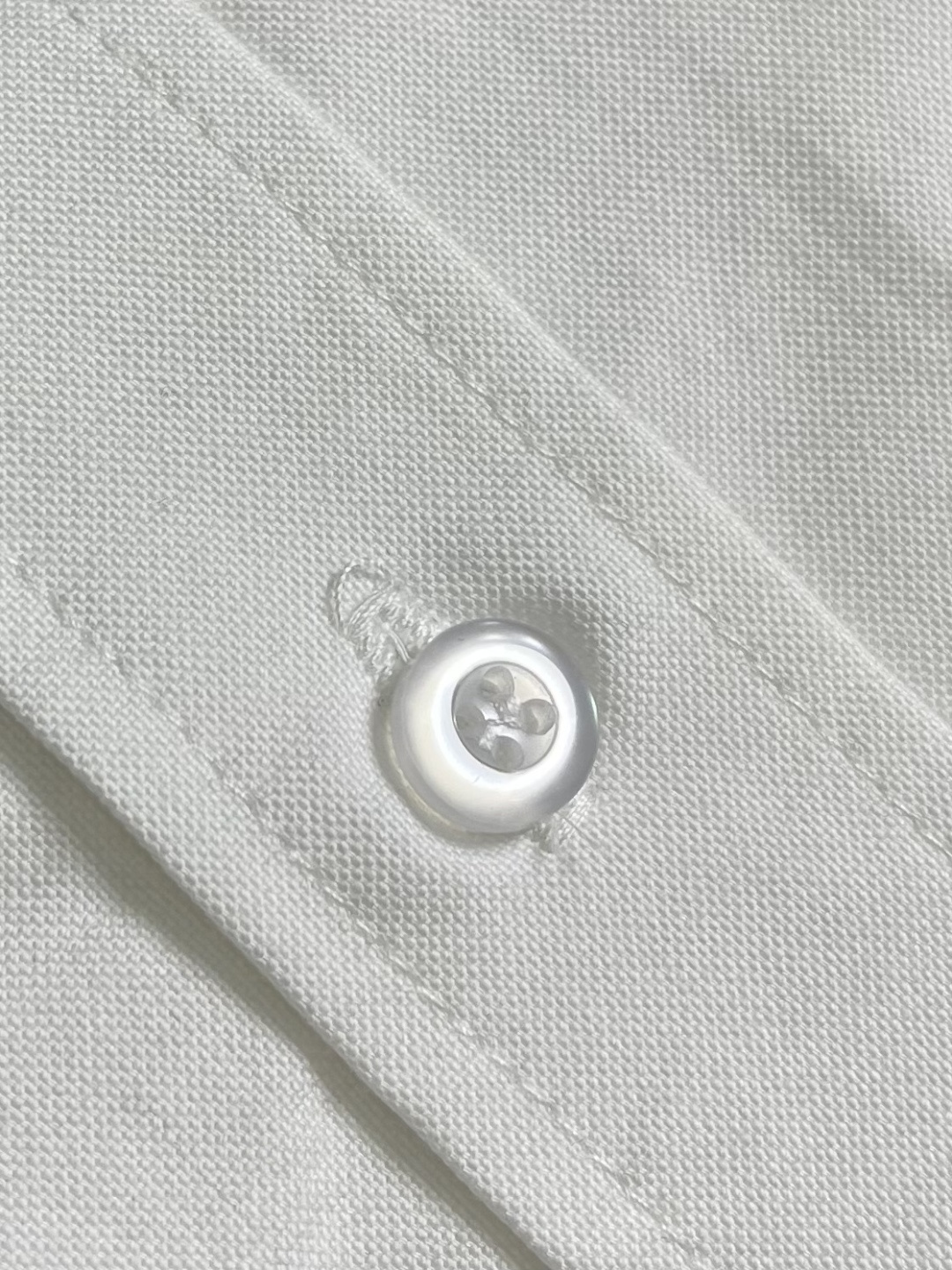 TB ThomBrowne汤姆布朗 撞色斜纹短袖衬衫。采用白色纽扣显个性，简约中加入些许设计感。率性尖领