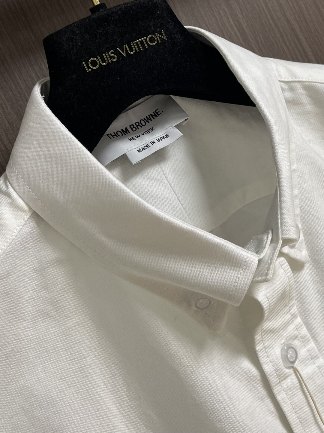 TB ThomBrowne汤姆布朗 撞色斜纹短袖衬衫。采用白色纽扣显个性，简约中加入些许设计感。率性尖领