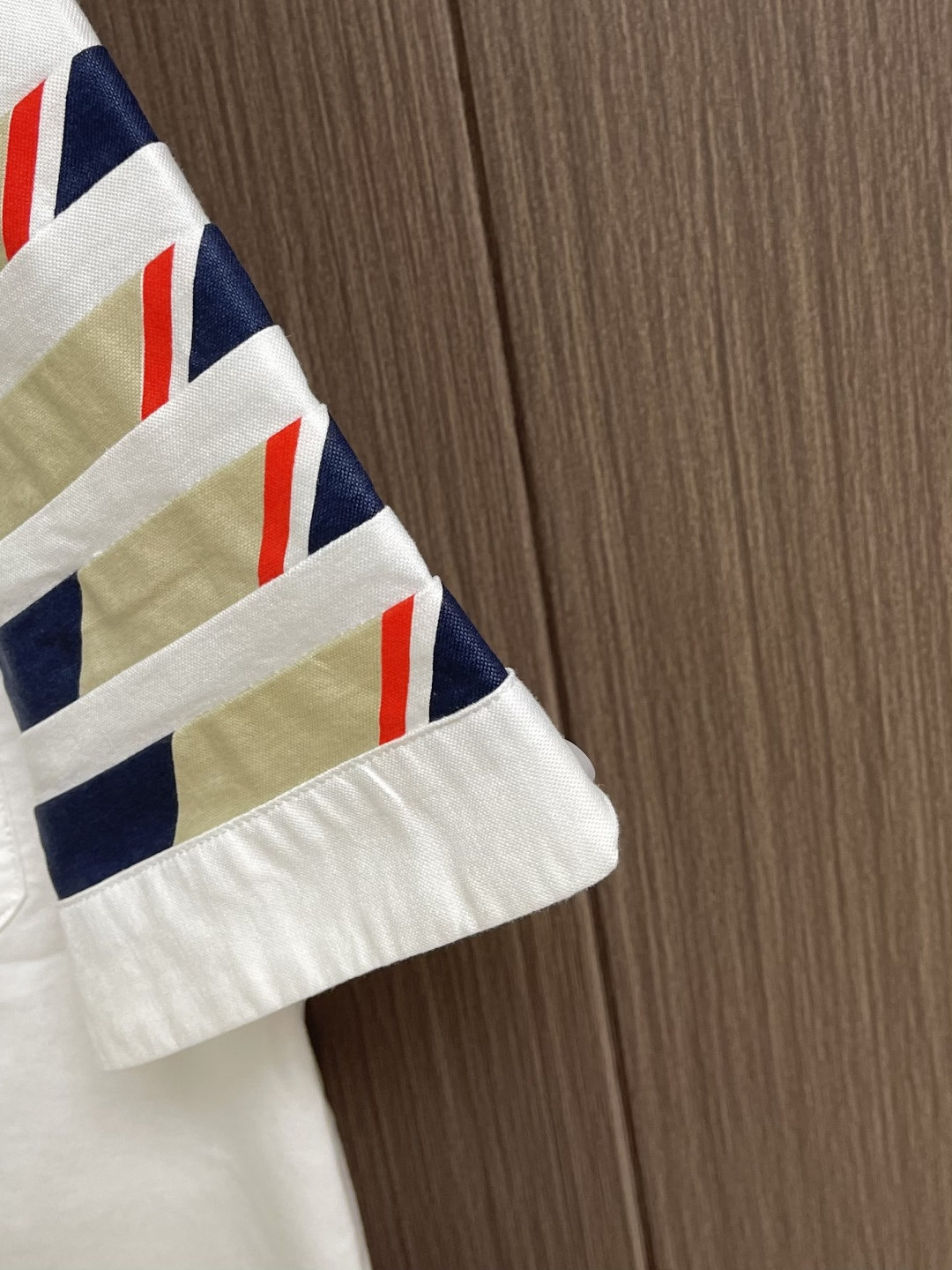 TB ThomBrowne汤姆布朗 撞色斜纹短袖衬衫。采用白色纽扣显个性，简约中加入些许设计感。率性尖领