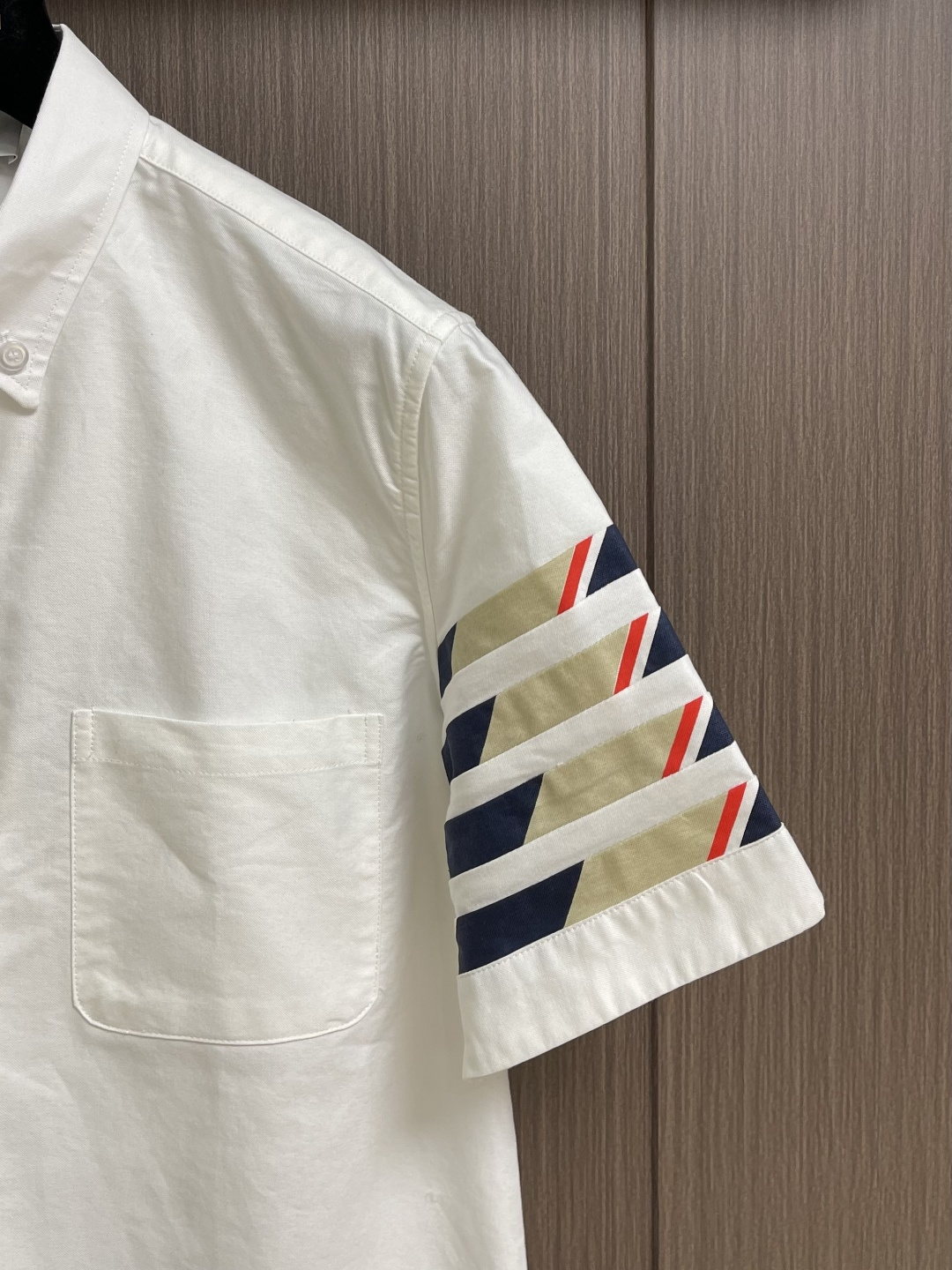 TB ThomBrowne汤姆布朗 撞色斜纹短袖衬衫。采用白色纽扣显个性，简约中加入些许设计感。率性尖领