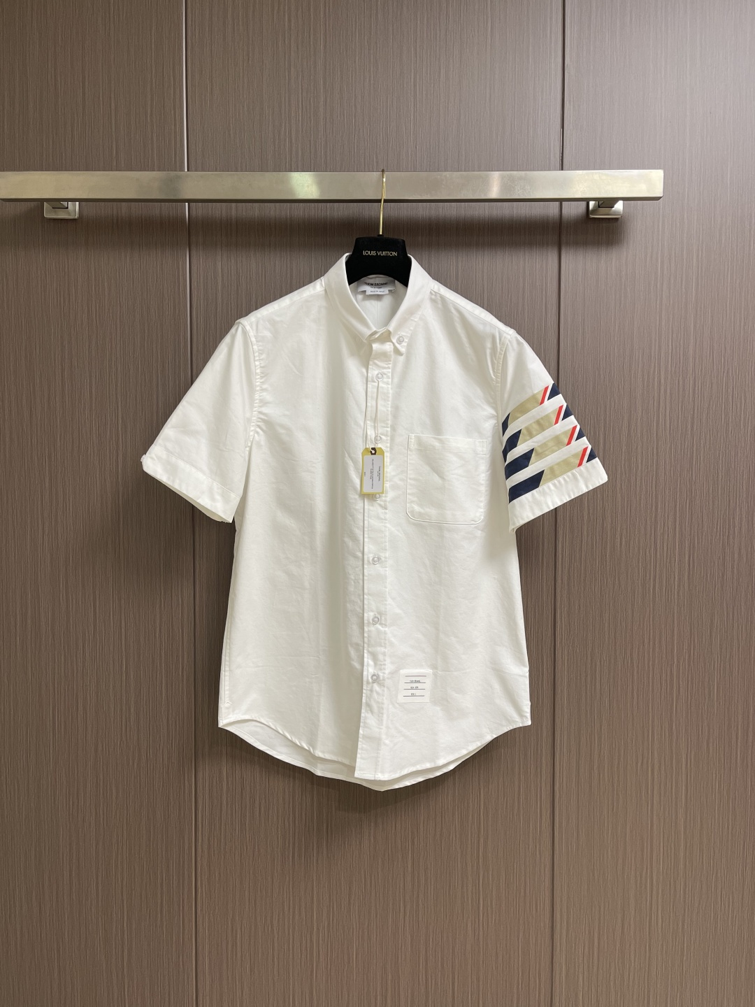 TB ThomBrowne汤姆布朗 撞色斜纹短袖衬衫。采用白色纽扣显个性，简约中加入些许设计感。率性尖领