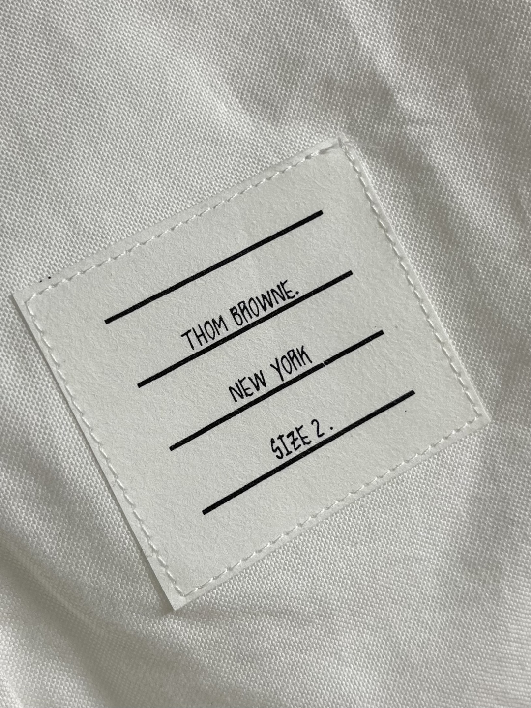 TB ThomBrowne汤姆布朗 撞色斜纹短袖衬衫。采用白色纽扣显个性，简约中加入些许设计感。率性尖领