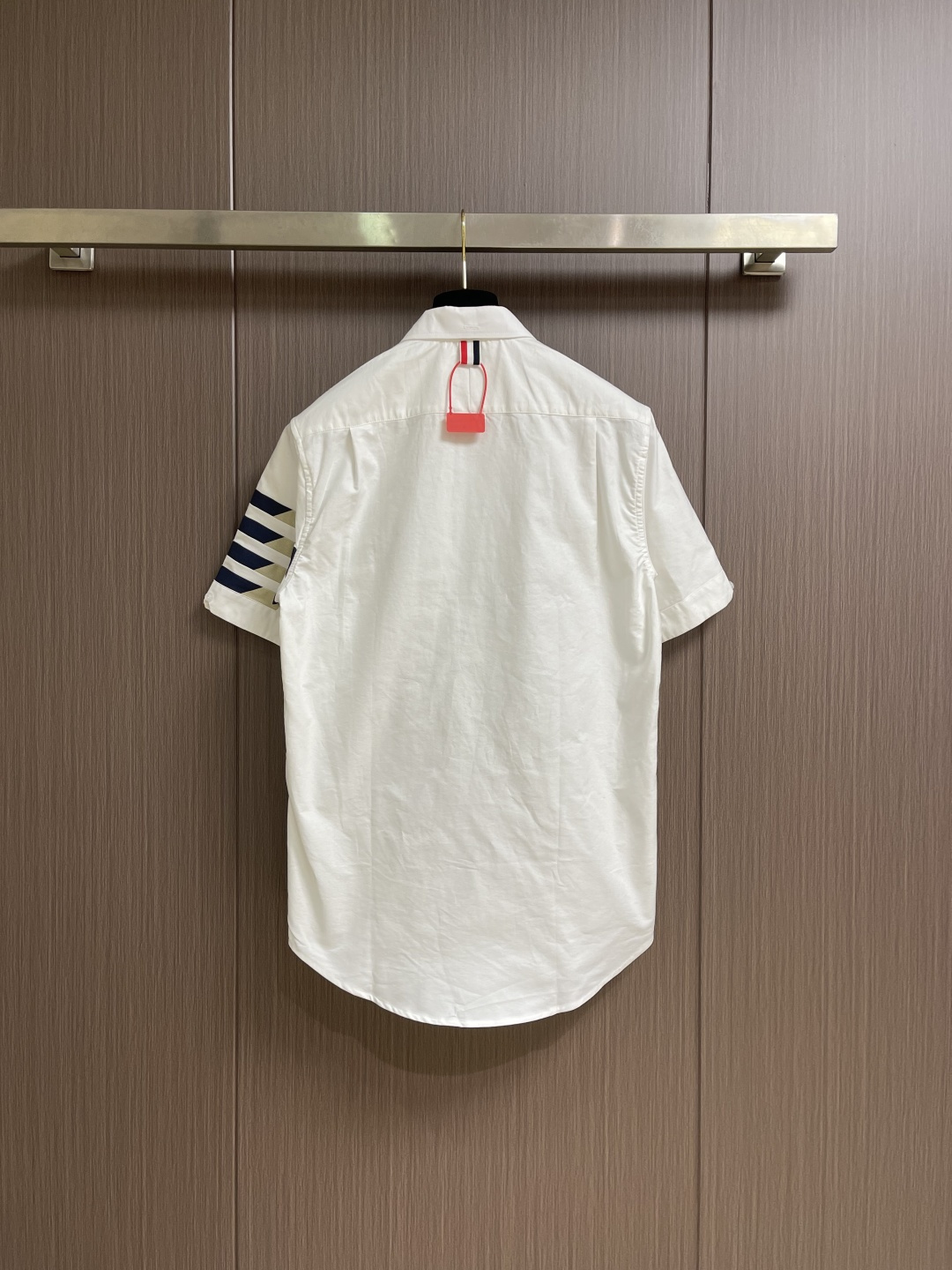 TB ThomBrowne汤姆布朗 撞色斜纹短袖衬衫。采用白色纽扣显个性，简约中加入些许设计感。率性尖领
