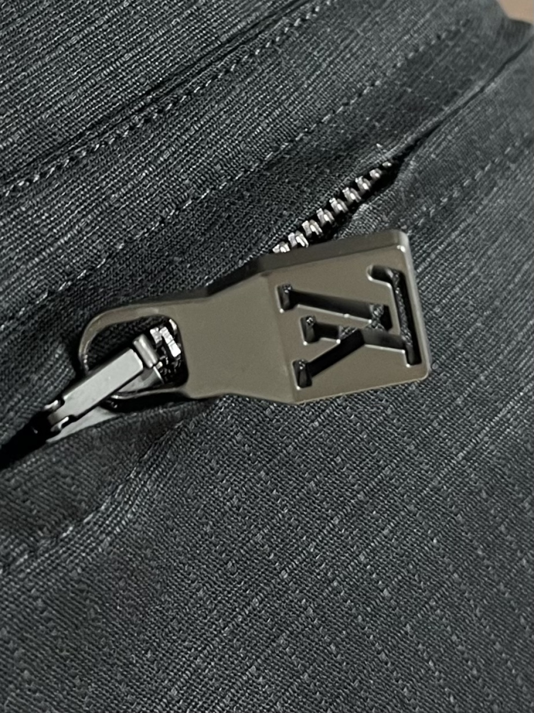 LV 棉质衬衫领拉链贴袋徽标长袖工装外套，这款翻领夹克采用高密度肌理感面料，触感挺括耐磨且兼具垂坠质感，