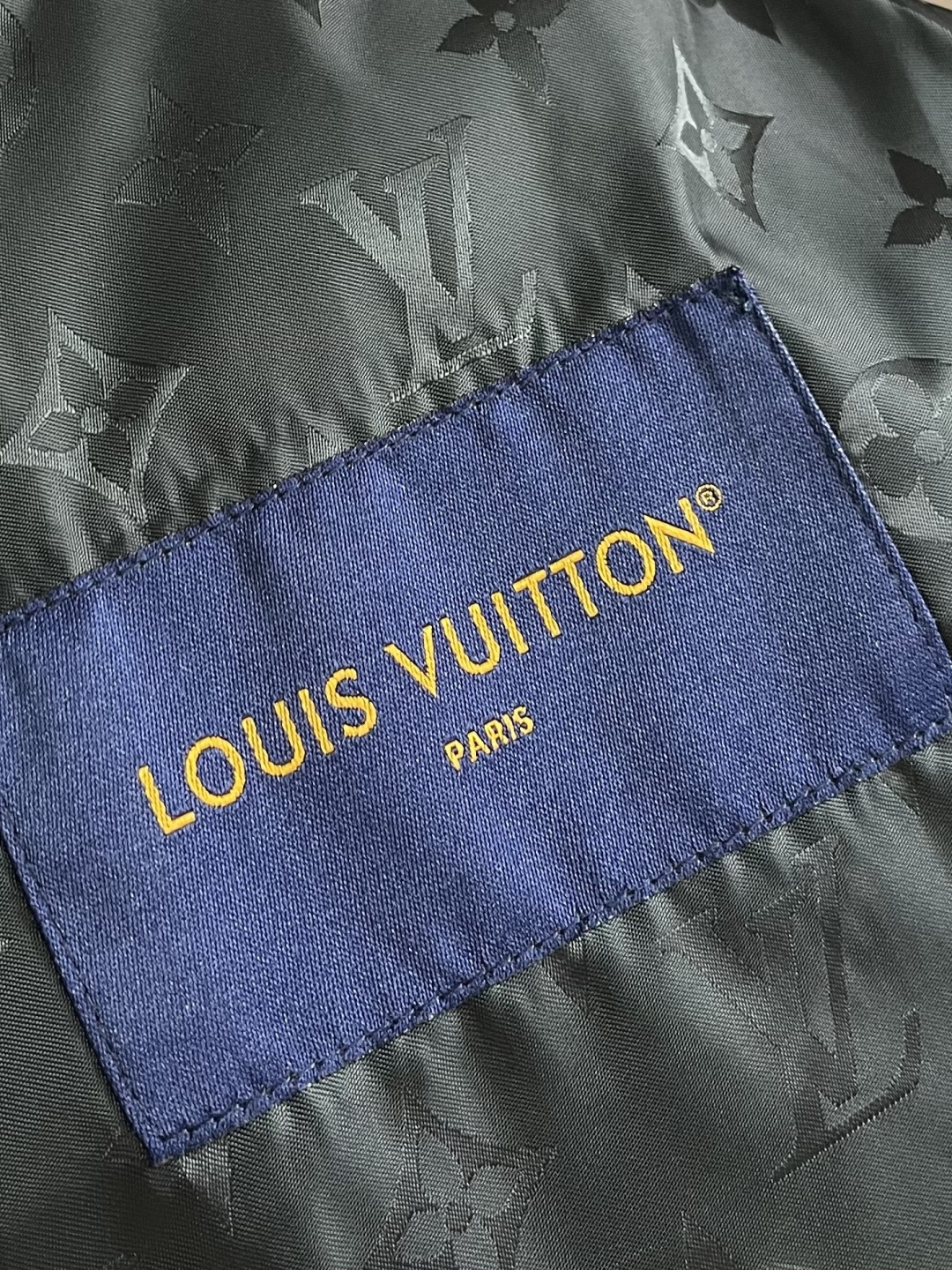 LV 棉质衬衫领拉链贴袋徽标长袖工装外套，这款翻领夹克采用高密度肌理感面料，触感挺括耐磨且兼具垂坠质感，