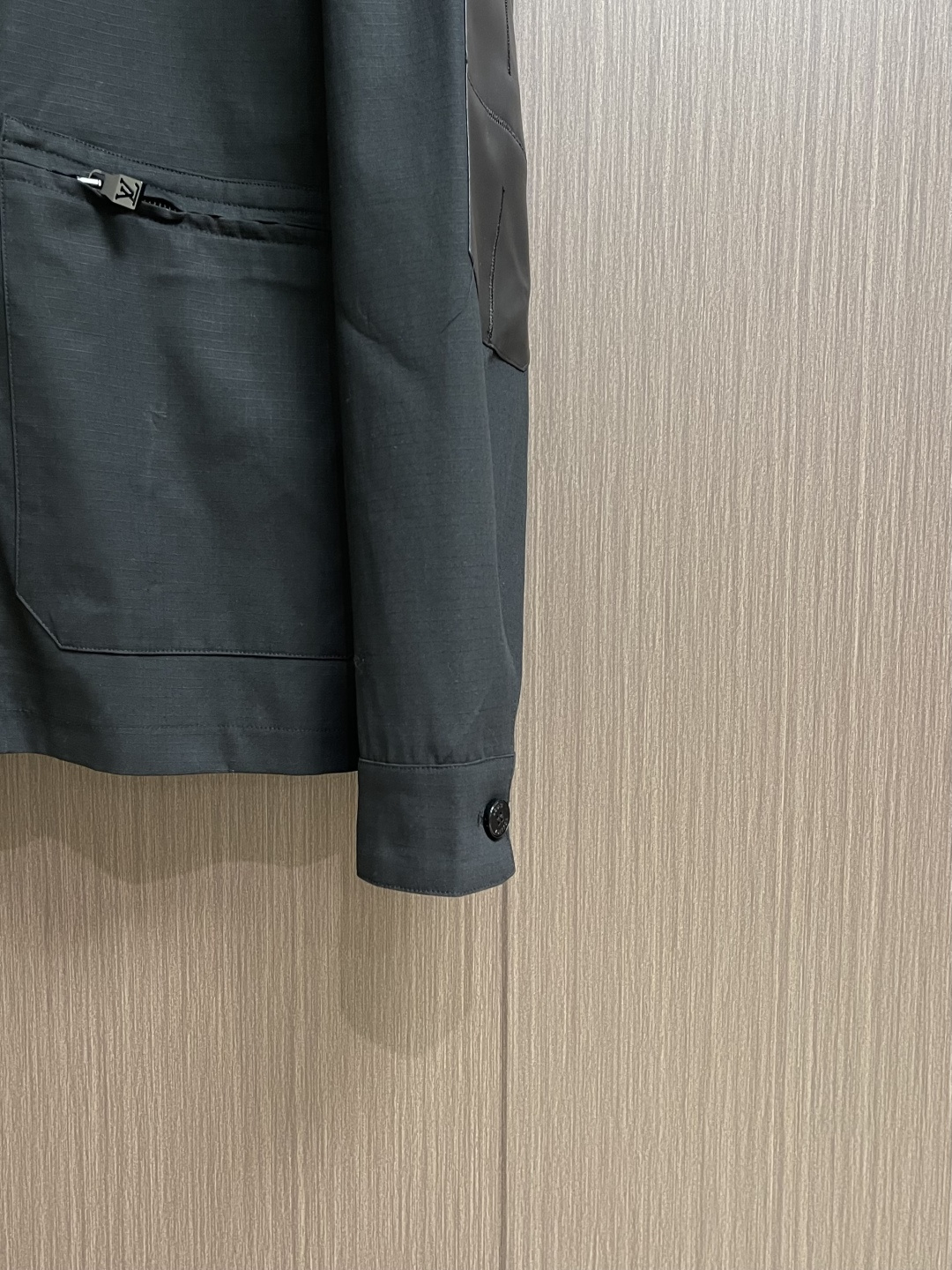 LV 棉质衬衫领拉链贴袋徽标长袖工装外套，这款翻领夹克采用高密度肌理感面料，触感挺括耐磨且兼具垂坠质感，