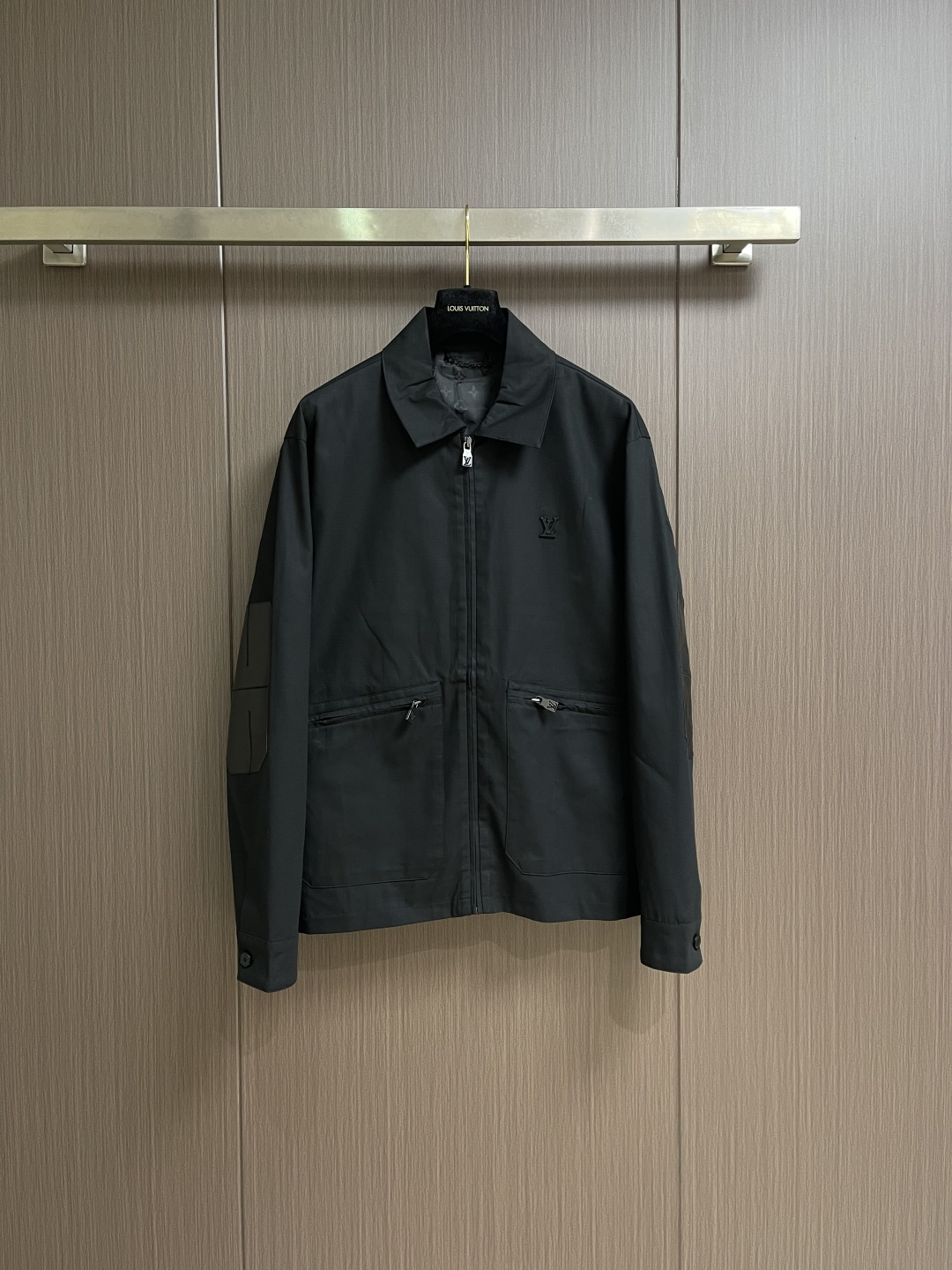 LV 棉质衬衫领拉链贴袋徽标长袖工装外套，这款翻领夹克采用高密度肌理感面料，触感挺括耐磨且兼具垂坠质感，