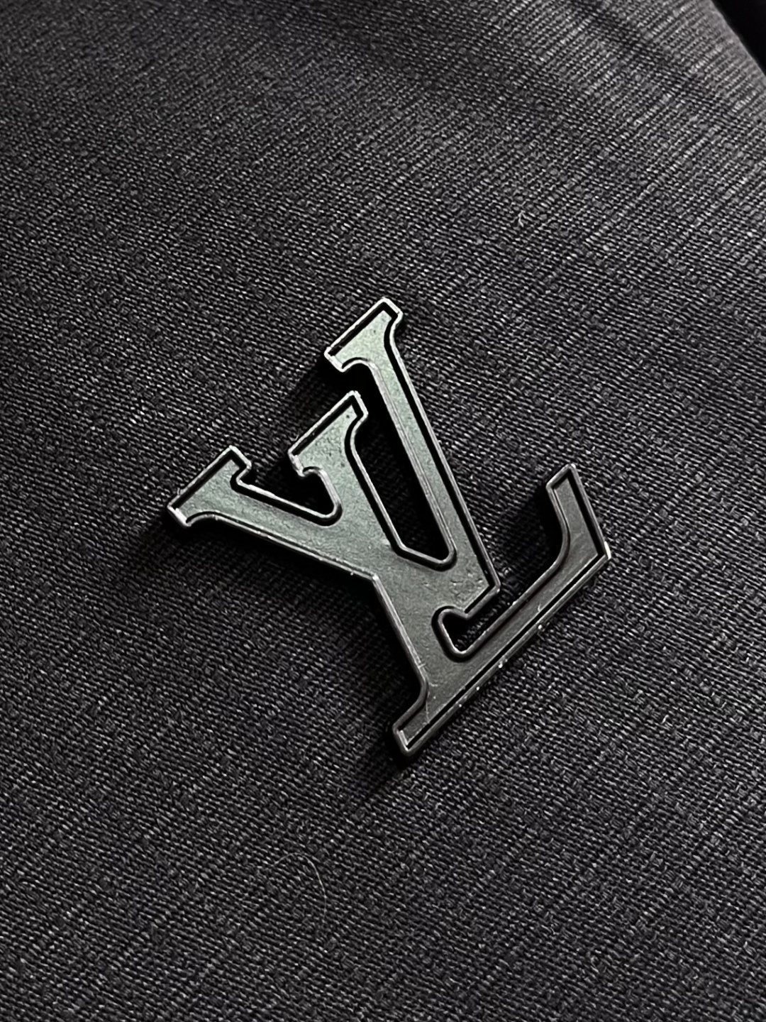 LV 棉质衬衫领拉链贴袋徽标长袖工装外套，这款翻领夹克采用高密度肌理感面料，触感挺括耐磨且兼具垂坠质感，