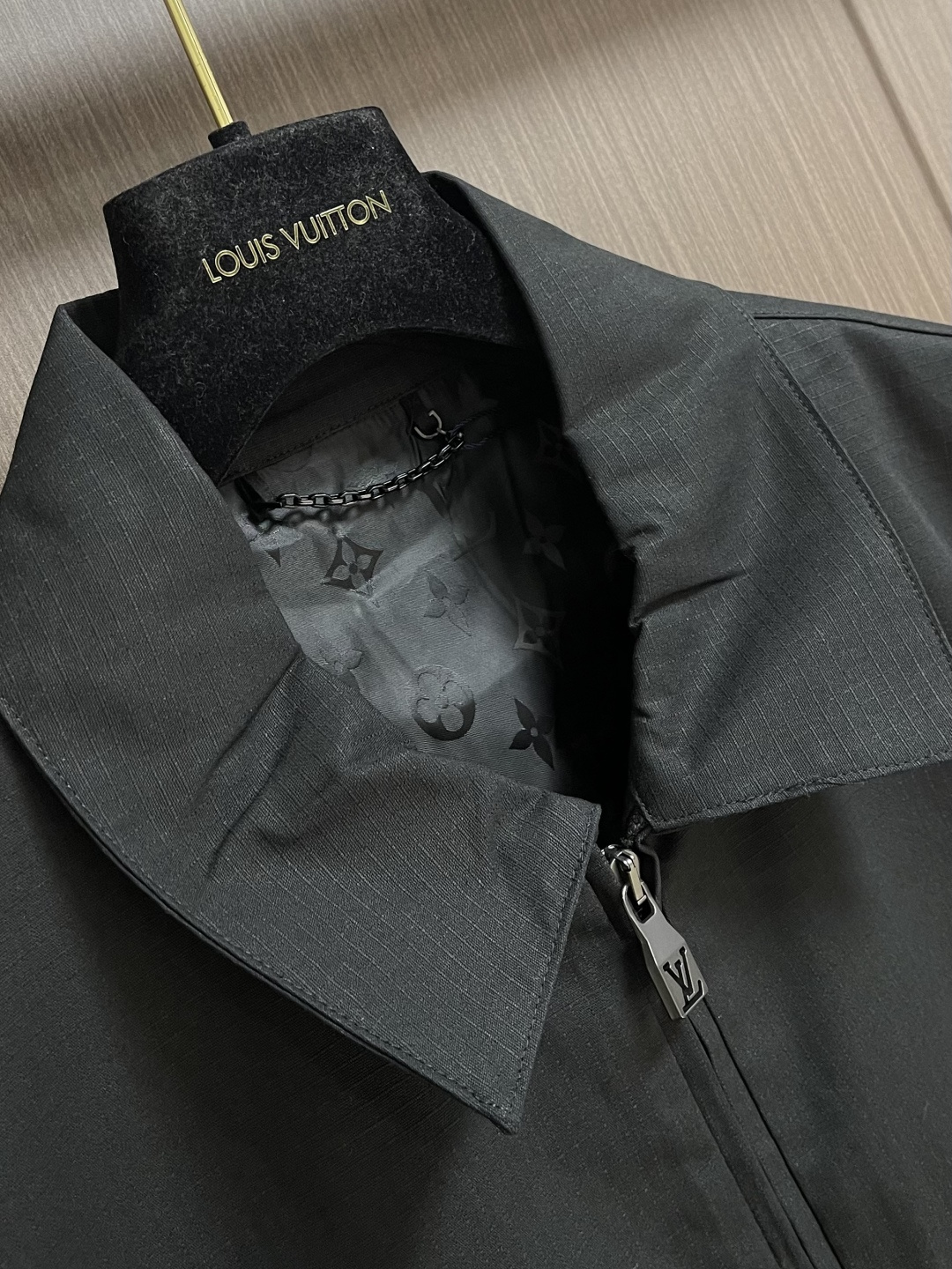 LV 棉质衬衫领拉链贴袋徽标长袖工装外套，这款翻领夹克采用高密度肌理感面料，触感挺括耐磨且兼具垂坠质感，
