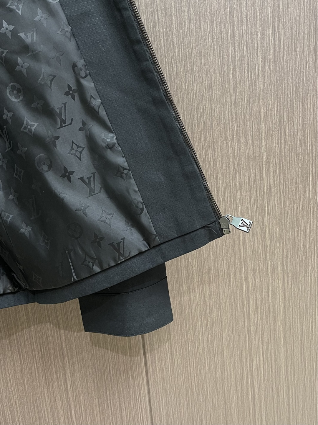 LV 棉质衬衫领拉链贴袋徽标长袖工装外套，这款翻领夹克采用高密度肌理感面料，触感挺括耐磨且兼具垂坠质感，