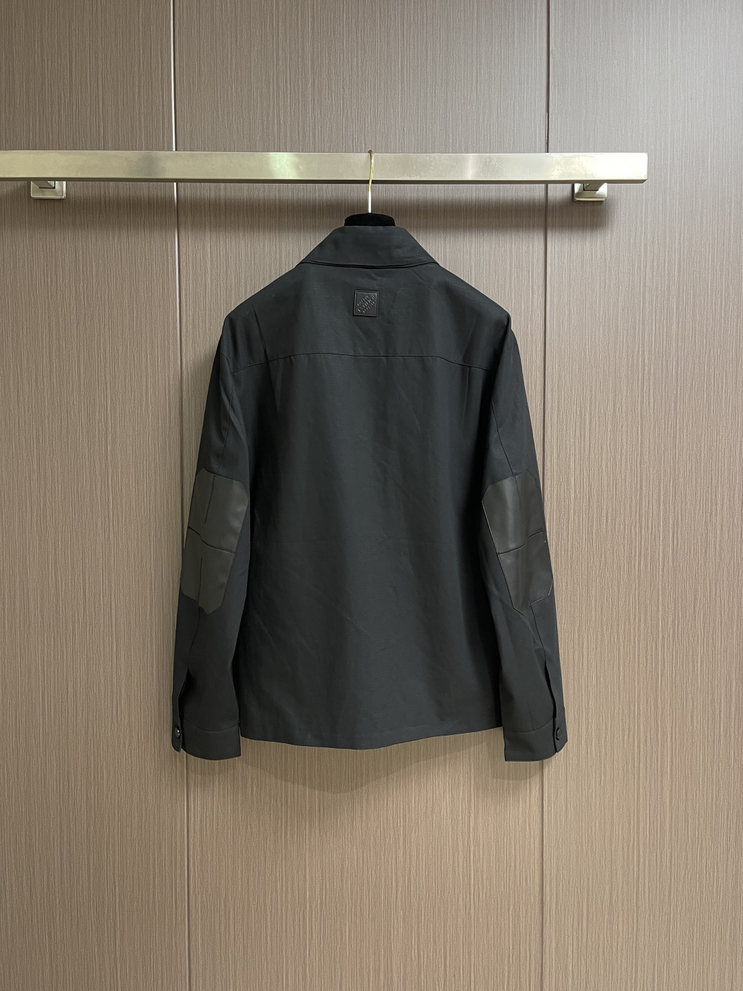 LV 棉质衬衫领拉链贴袋徽标长袖工装外套，这款翻领夹克采用高密度肌理感面料，触感挺括耐磨且兼具垂坠质感，