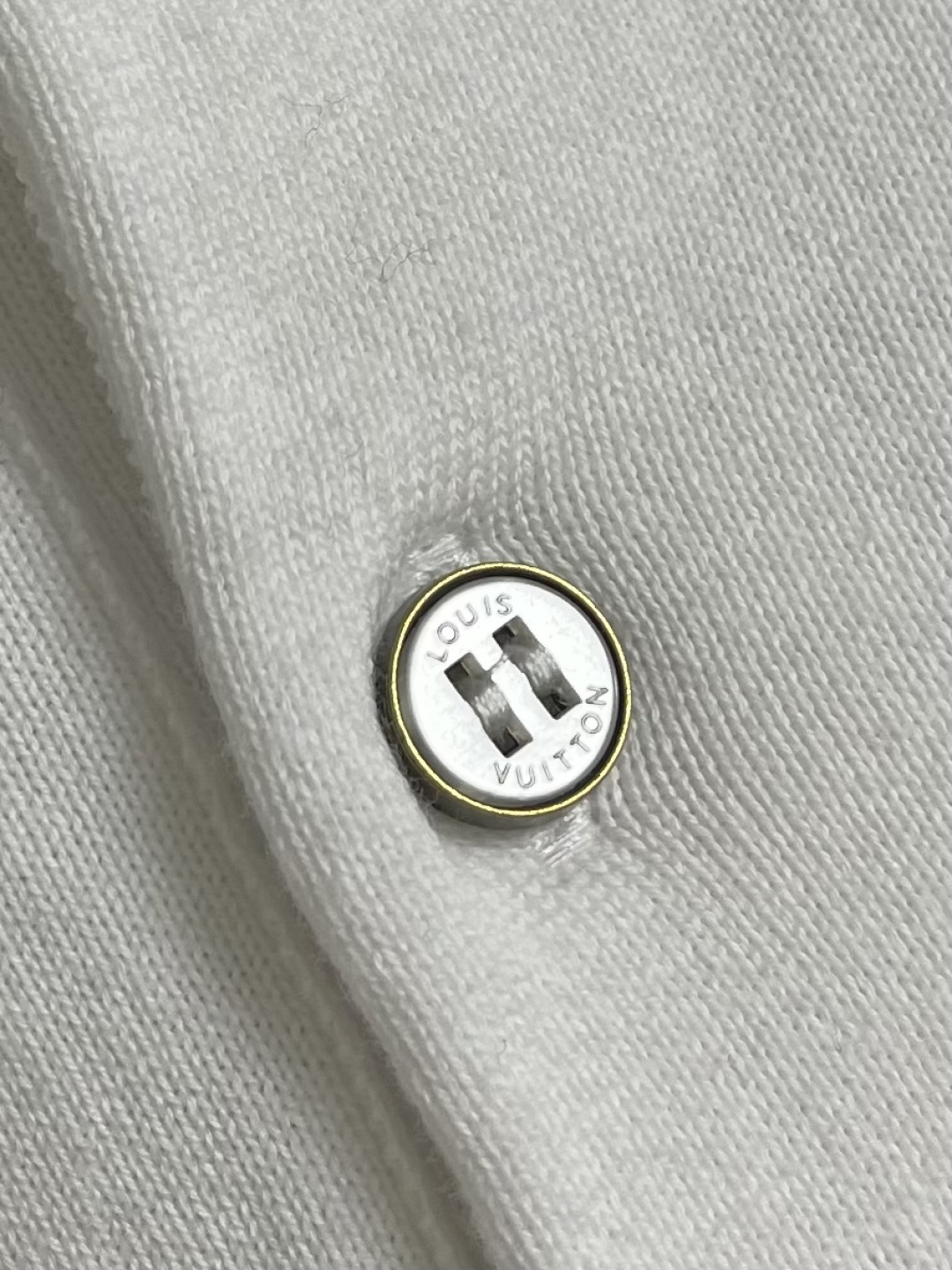 LV 字母皮牌标识针织短袖POLO，这款风刺绣针织衫，甄选高支细腻针织面料，采用精密珠地网眼织造工艺，兼