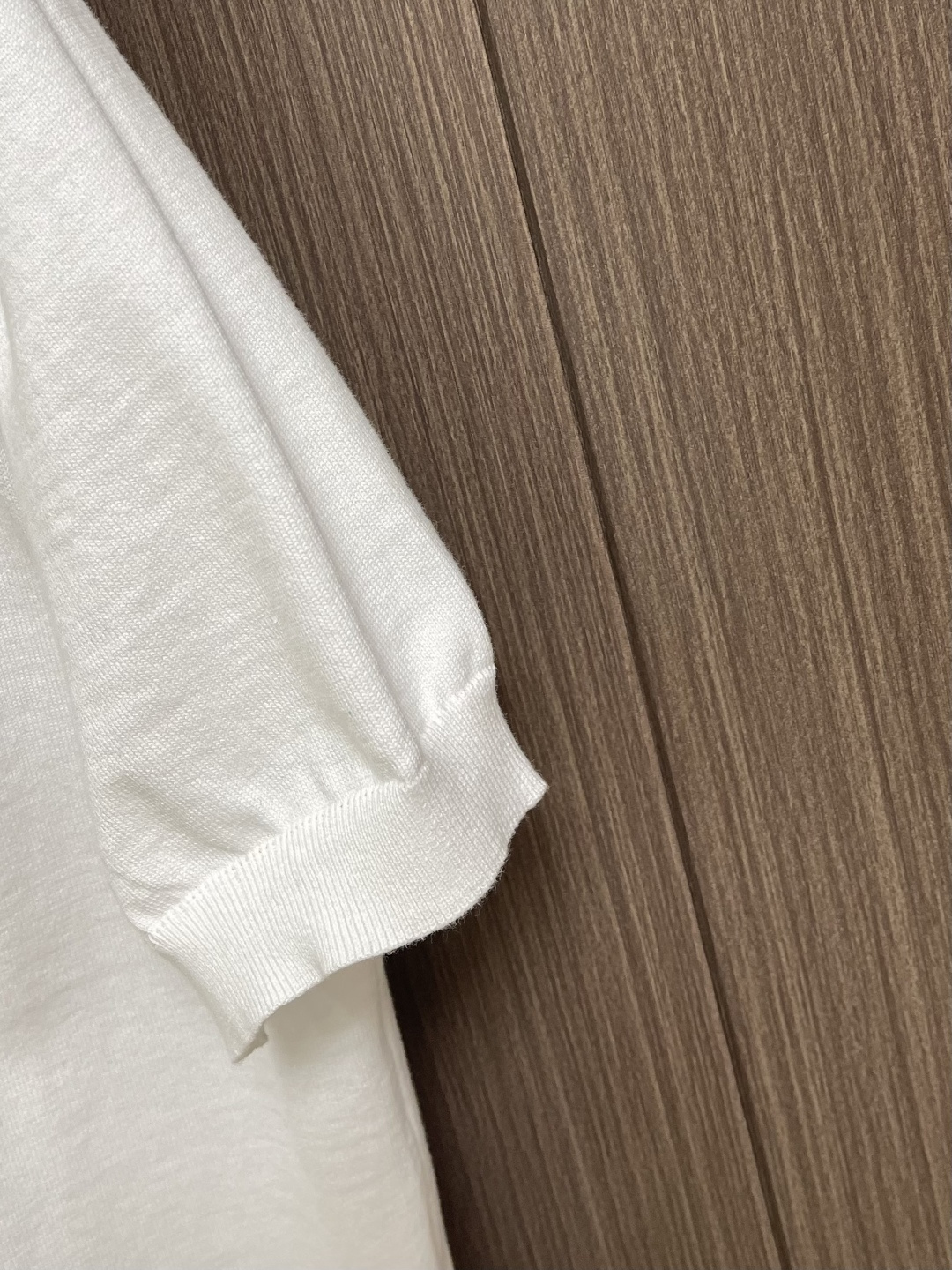 LV 字母皮牌标识针织短袖POLO，这款风刺绣针织衫，甄选高支细腻针织面料，采用精密珠地网眼织造工艺，兼