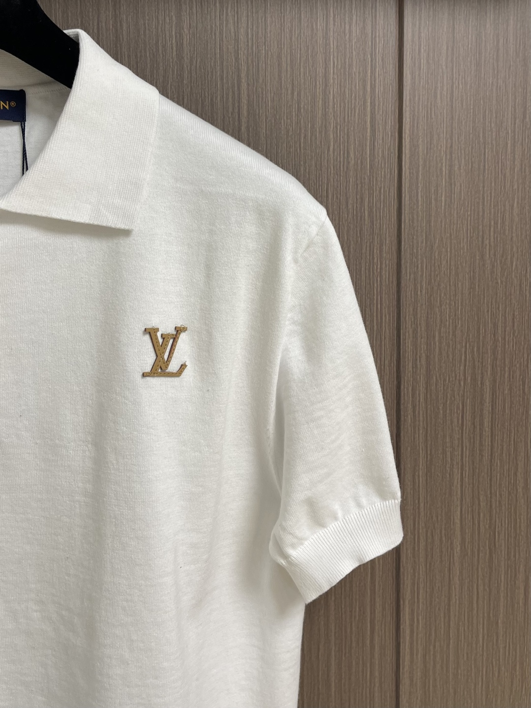 LV 字母皮牌标识针织短袖POLO，这款风刺绣针织衫，甄选高支细腻针织面料，采用精密珠地网眼织造工艺，兼