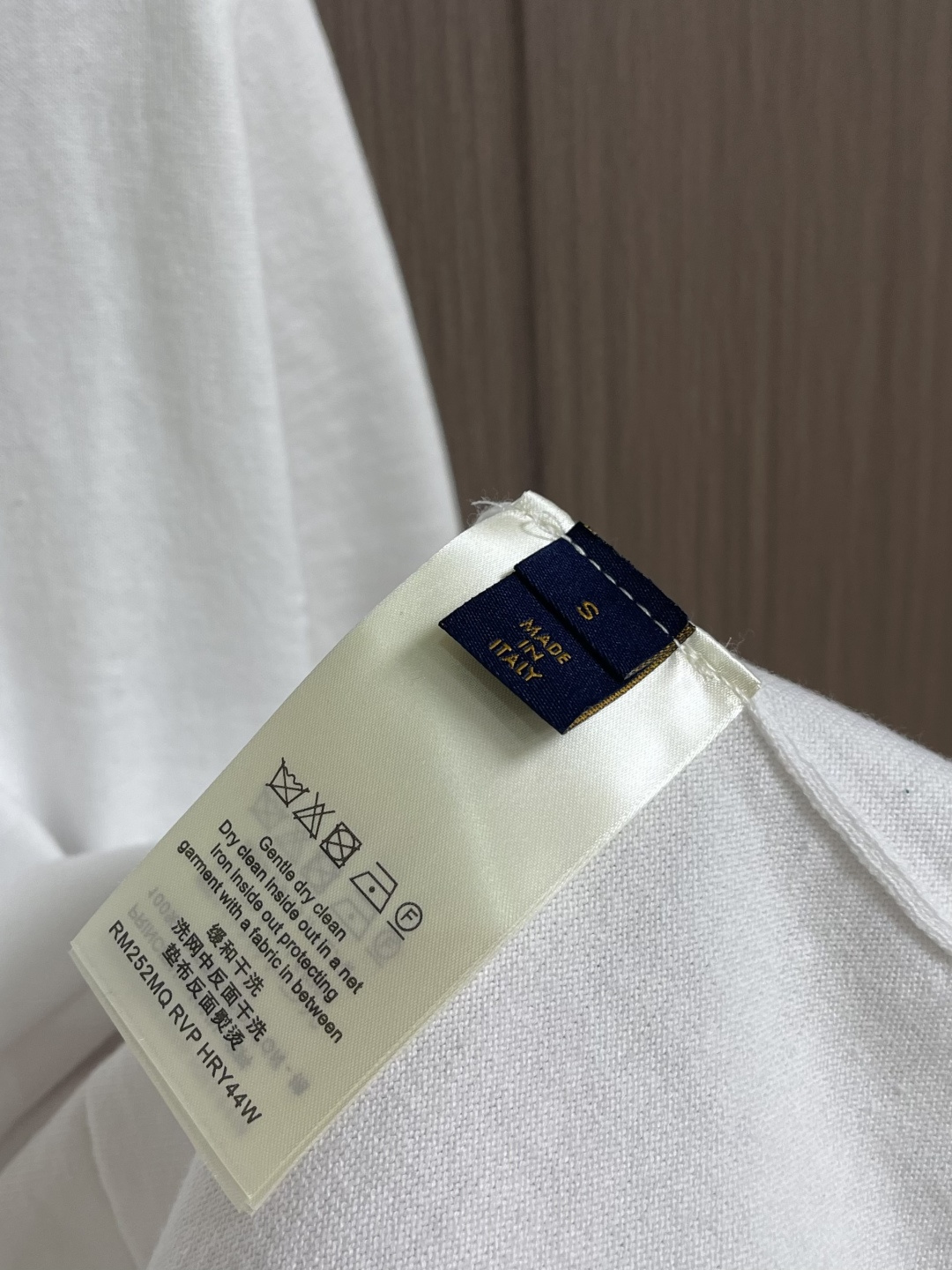 LV 字母皮牌标识针织短袖POLO，这款风刺绣针织衫，甄选高支细腻针织面料，采用精密珠地网眼织造工艺，兼