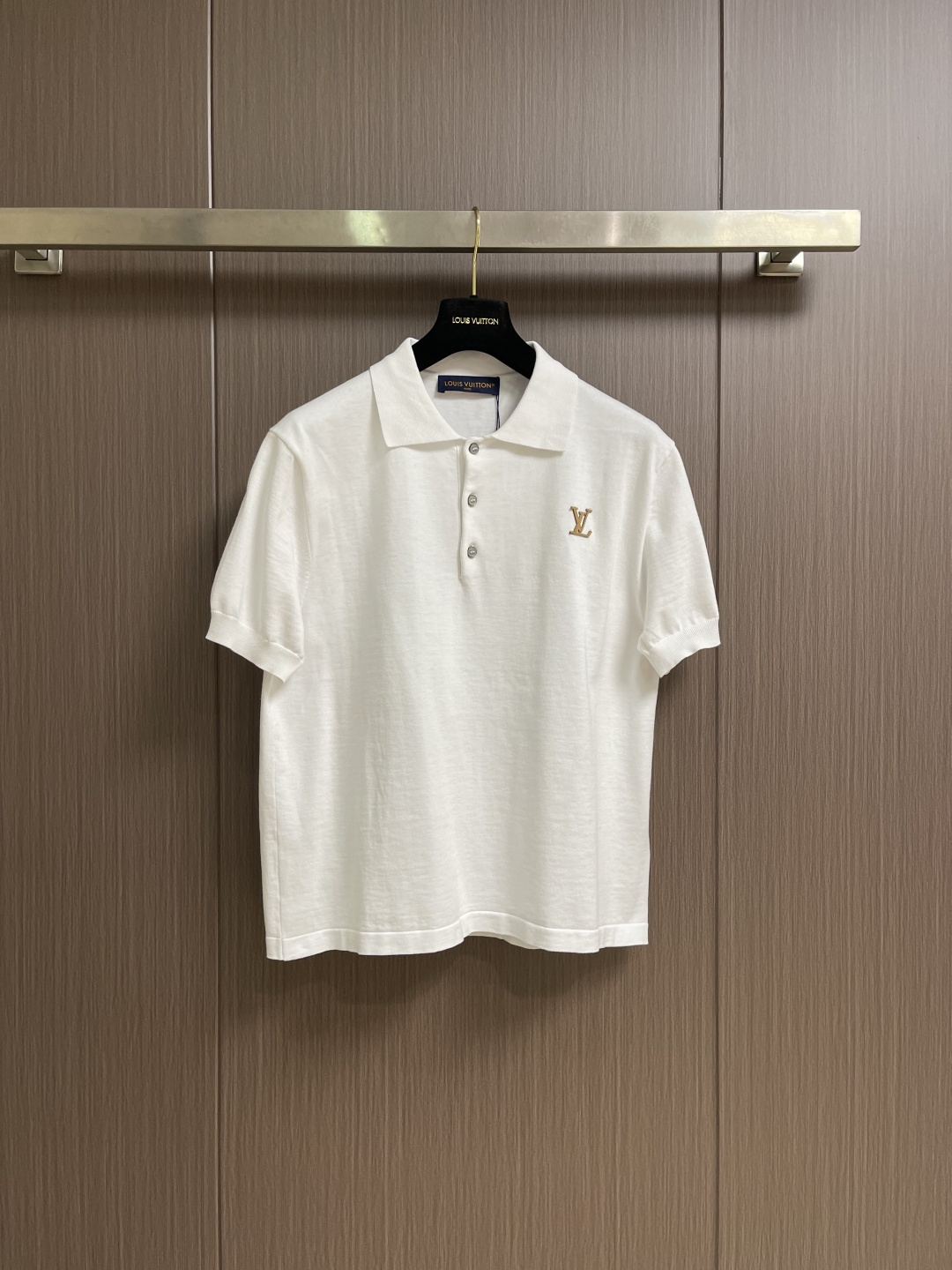 LV 字母皮牌标识针织短袖POLO，这款风刺绣针织衫，甄选高支细腻针织面料，采用精密珠地网眼织造工艺，兼