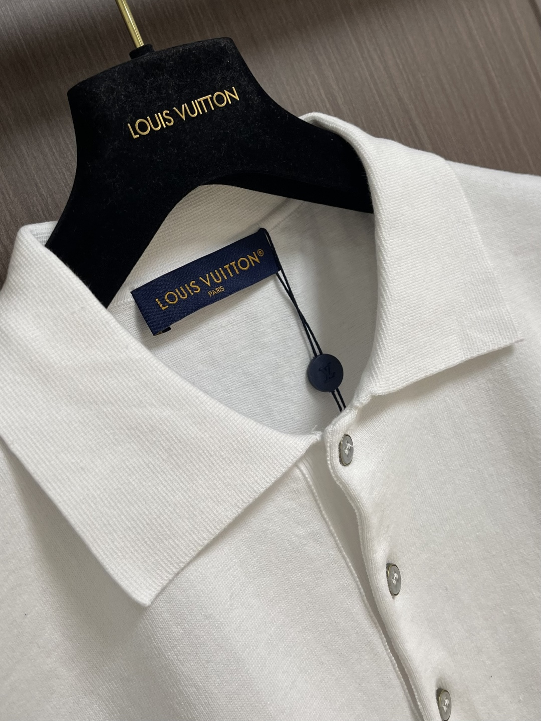 LV 字母皮牌标识针织短袖POLO，这款风刺绣针织衫，甄选高支细腻针织面料，采用精密珠地网眼织造工艺，兼