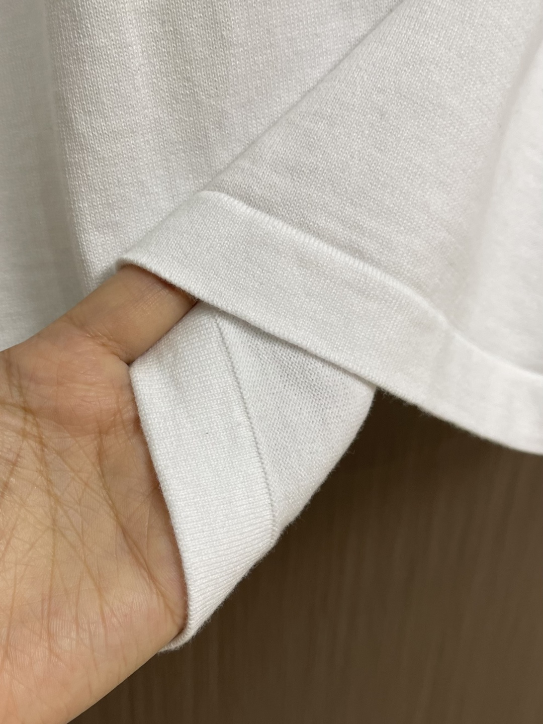 LV 字母皮牌标识针织短袖POLO，这款风刺绣针织衫，甄选高支细腻针织面料，采用精密珠地网眼织造工艺，兼