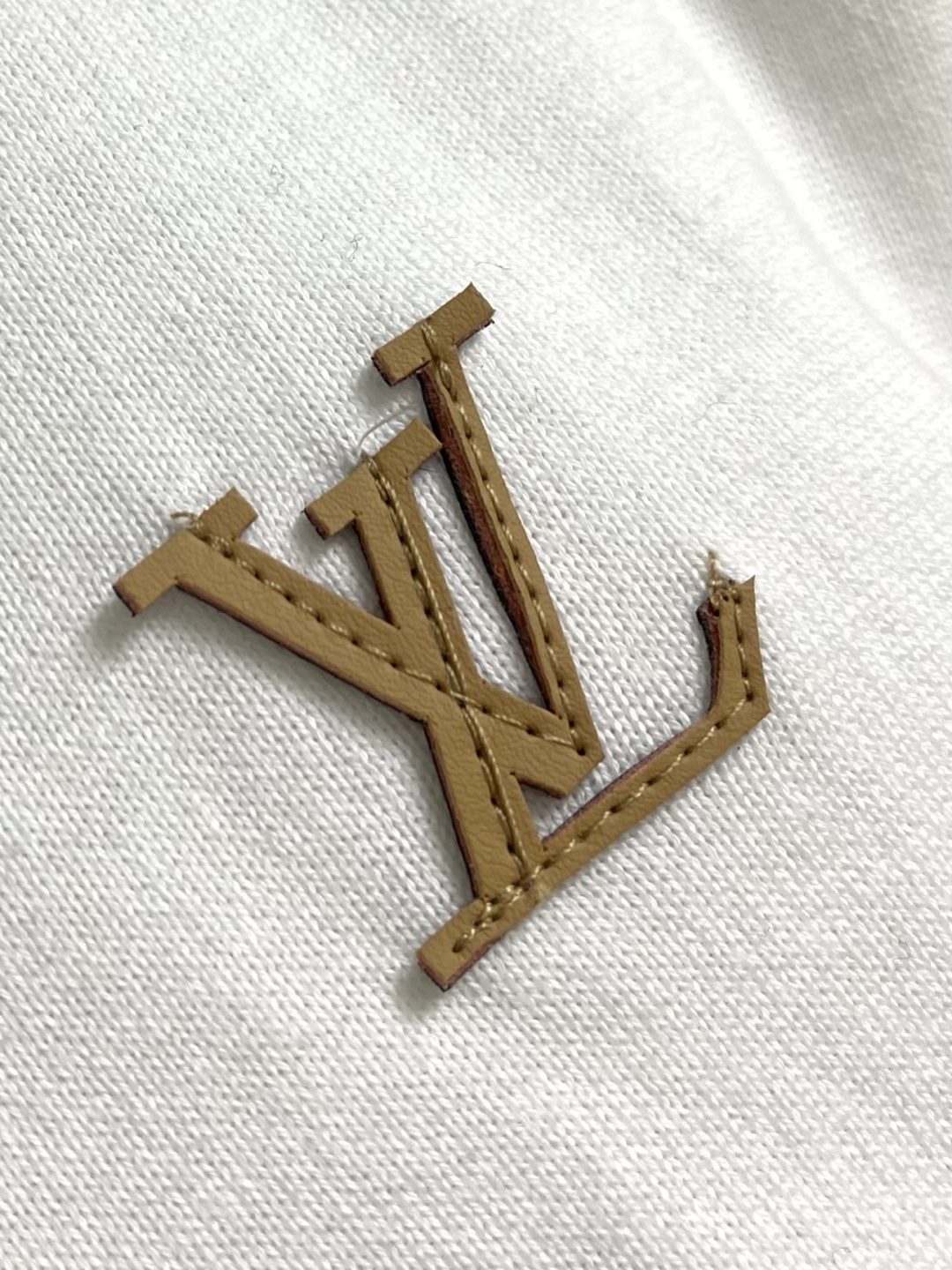 LV 字母皮牌标识针织短袖POLO，这款风刺绣针织衫，甄选高支细腻针织面料，采用精密珠地网眼织造工艺，兼