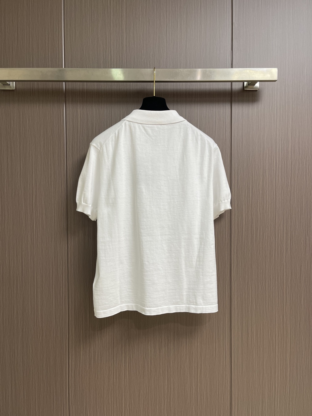 LV 字母皮牌标识针织短袖POLO，这款风刺绣针织衫，甄选高支细腻针织面料，采用精密珠地网眼织造工艺，兼