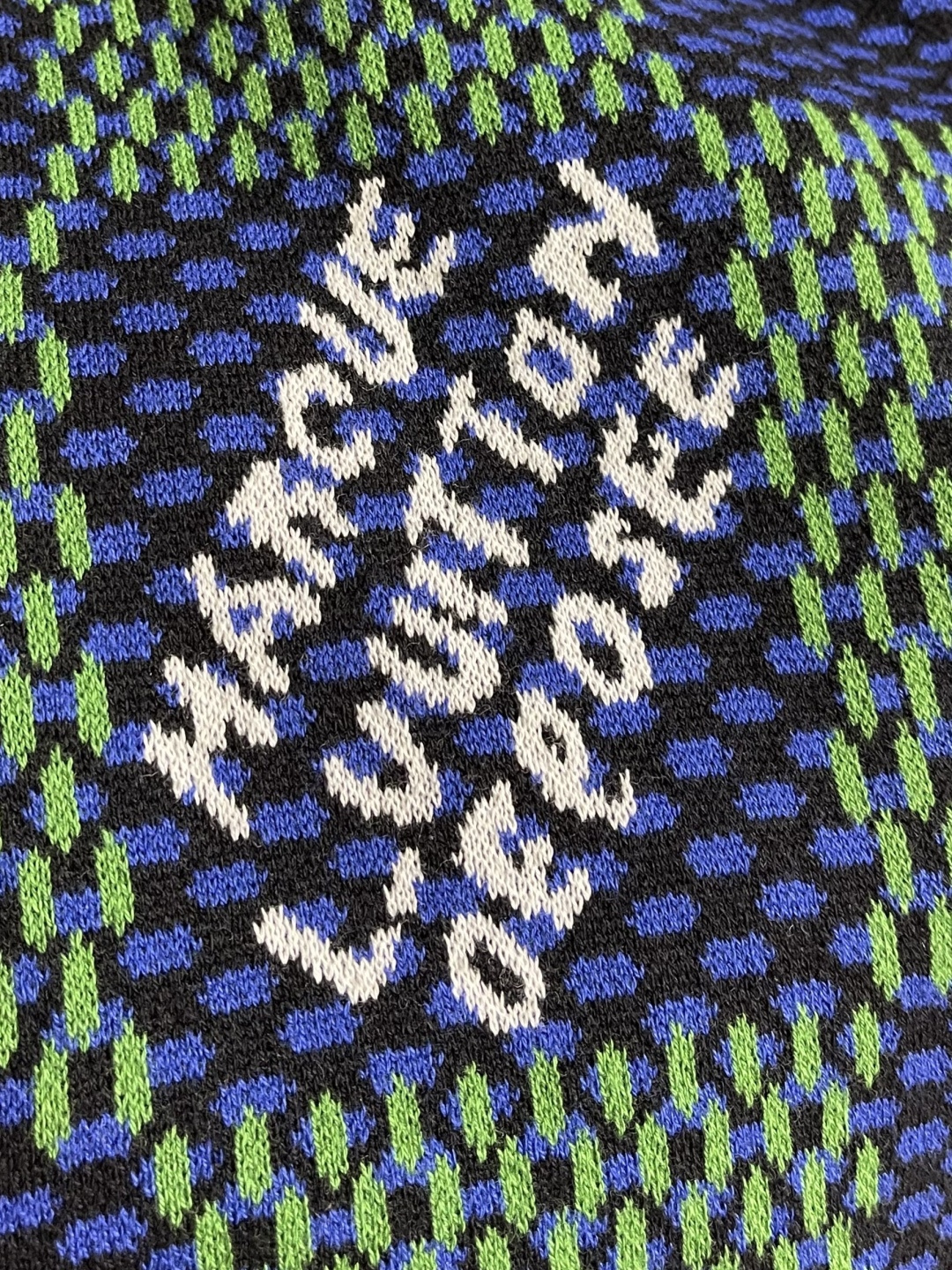 LV 经典棋盘提花针织短袖T恤，采用进口特供高捻棉混纺针织面料，经立体提花工艺编织，质地软糯厚实且弹性极