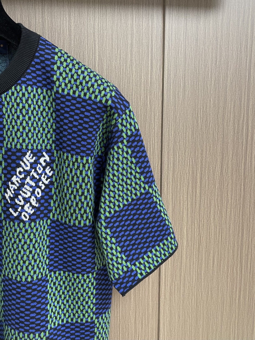 LV 经典棋盘提花针织短袖T恤，采用进口特供高捻棉混纺针织面料，经立体提花工艺编织，质地软糯厚实且弹性极