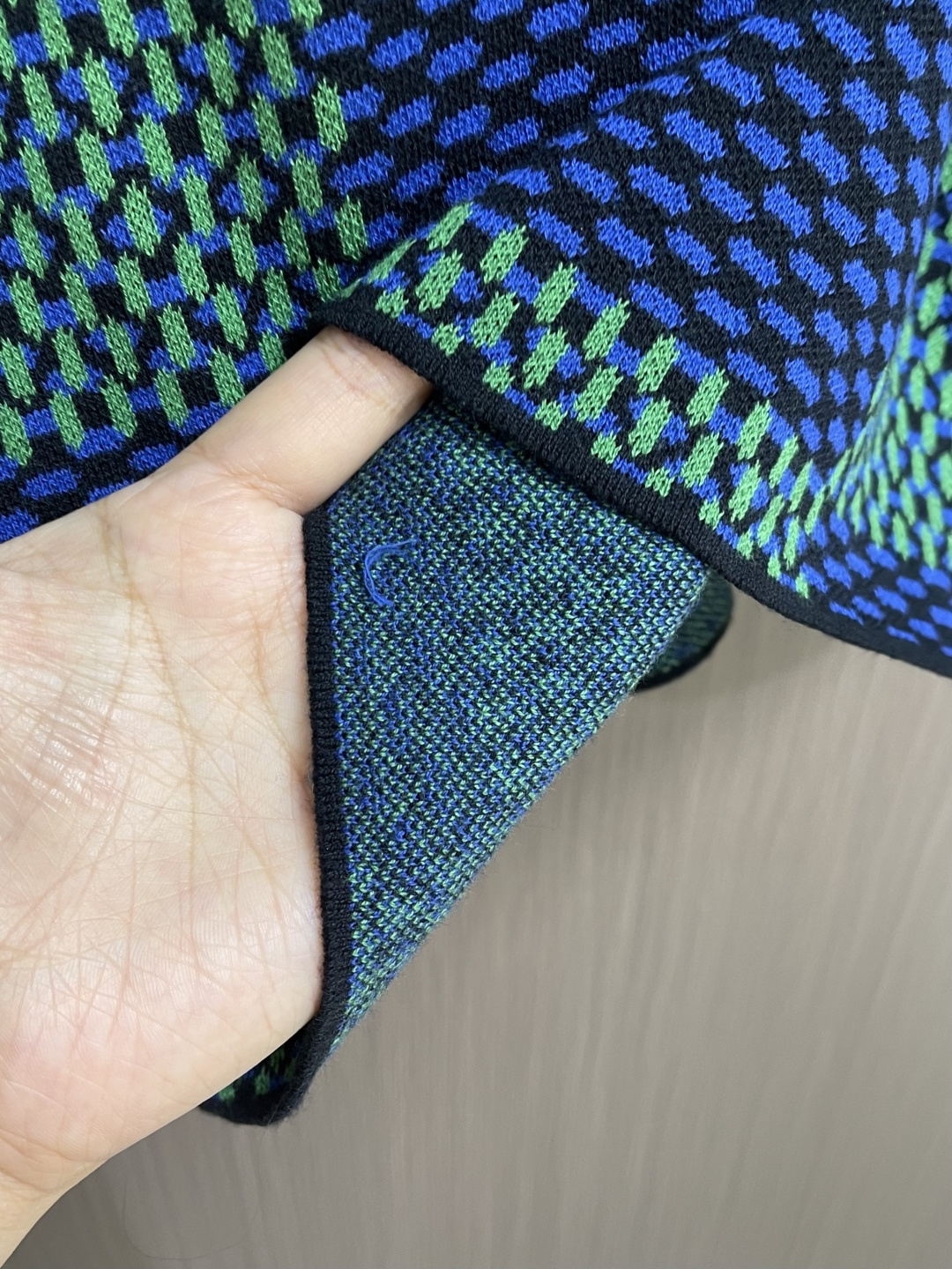 LV 经典棋盘提花针织短袖T恤，采用进口特供高捻棉混纺针织面料，经立体提花工艺编织，质地软糯厚实且弹性极