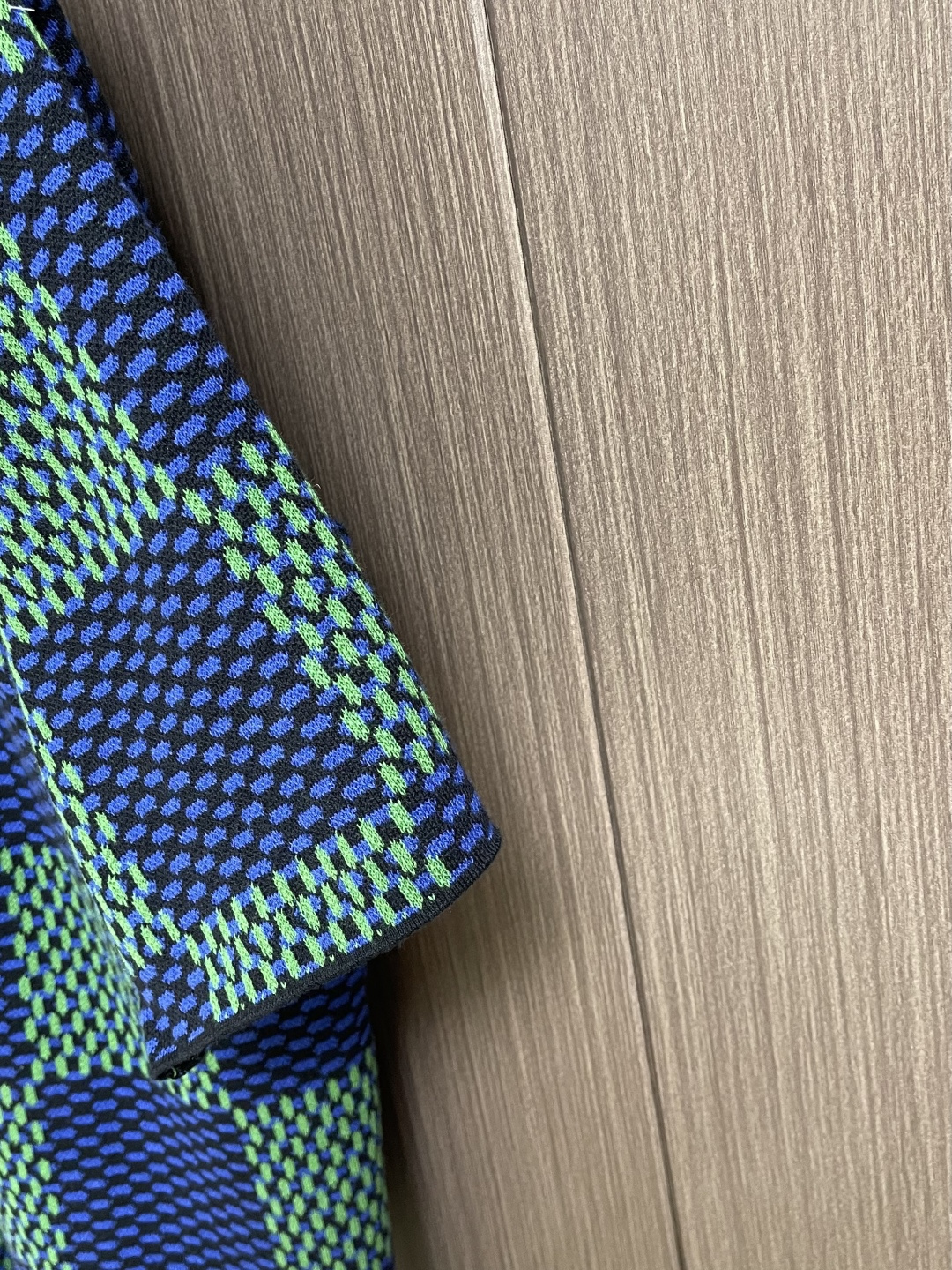 LV 经典棋盘提花针织短袖T恤，采用进口特供高捻棉混纺针织面料，经立体提花工艺编织，质地软糯厚实且弹性极