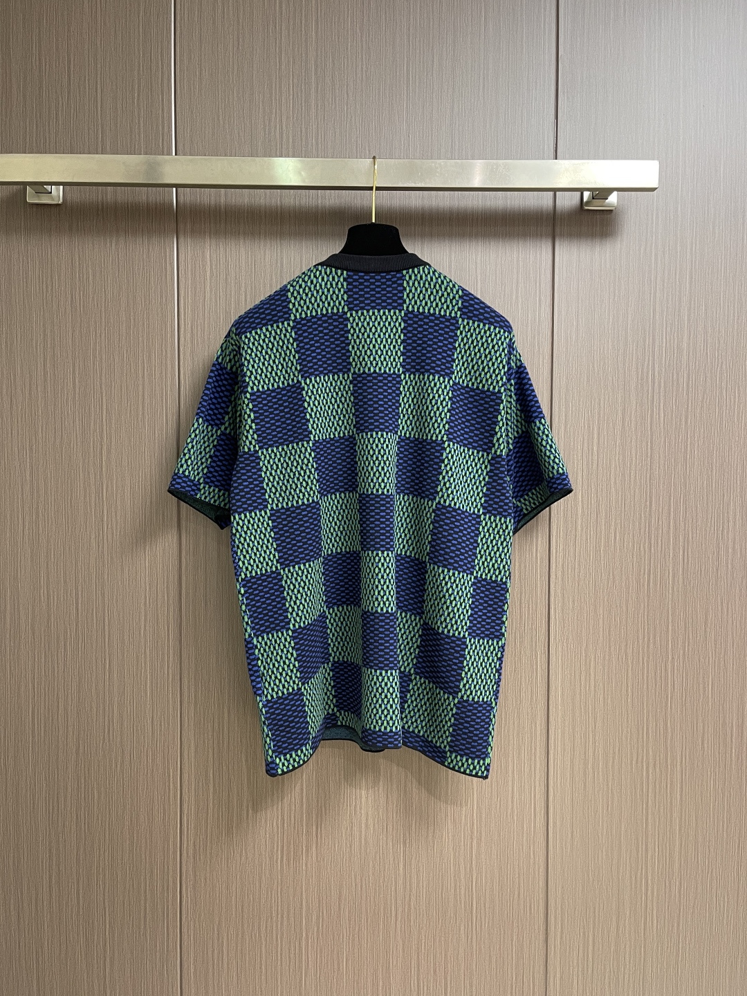 LV 经典棋盘提花针织短袖T恤，采用进口特供高捻棉混纺针织面料，经立体提花工艺编织，质地软糯厚实且弹性极