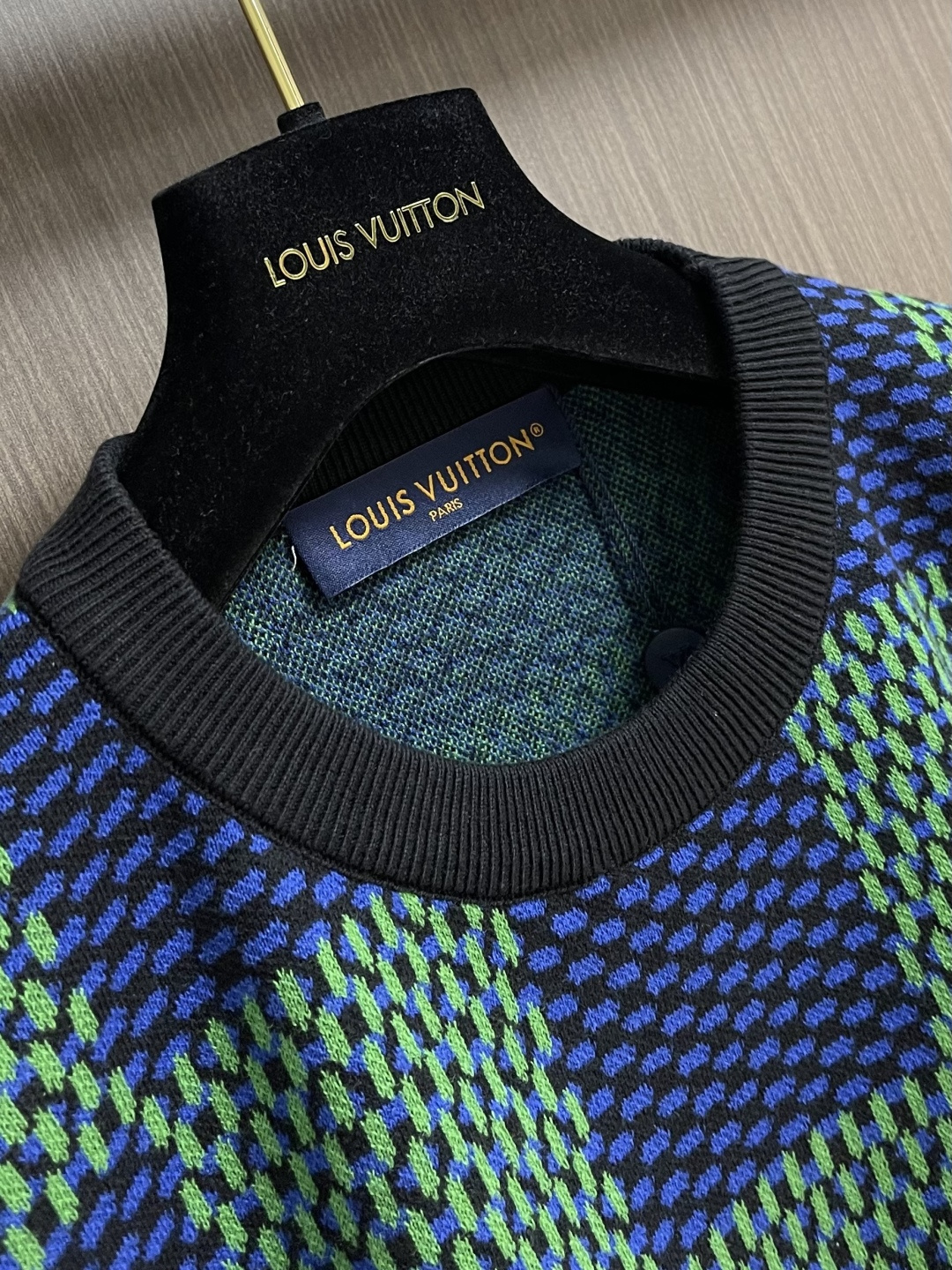 LV 经典棋盘提花针织短袖T恤，采用进口特供高捻棉混纺针织面料，经立体提花工艺编织，质地软糯厚实且弹性极