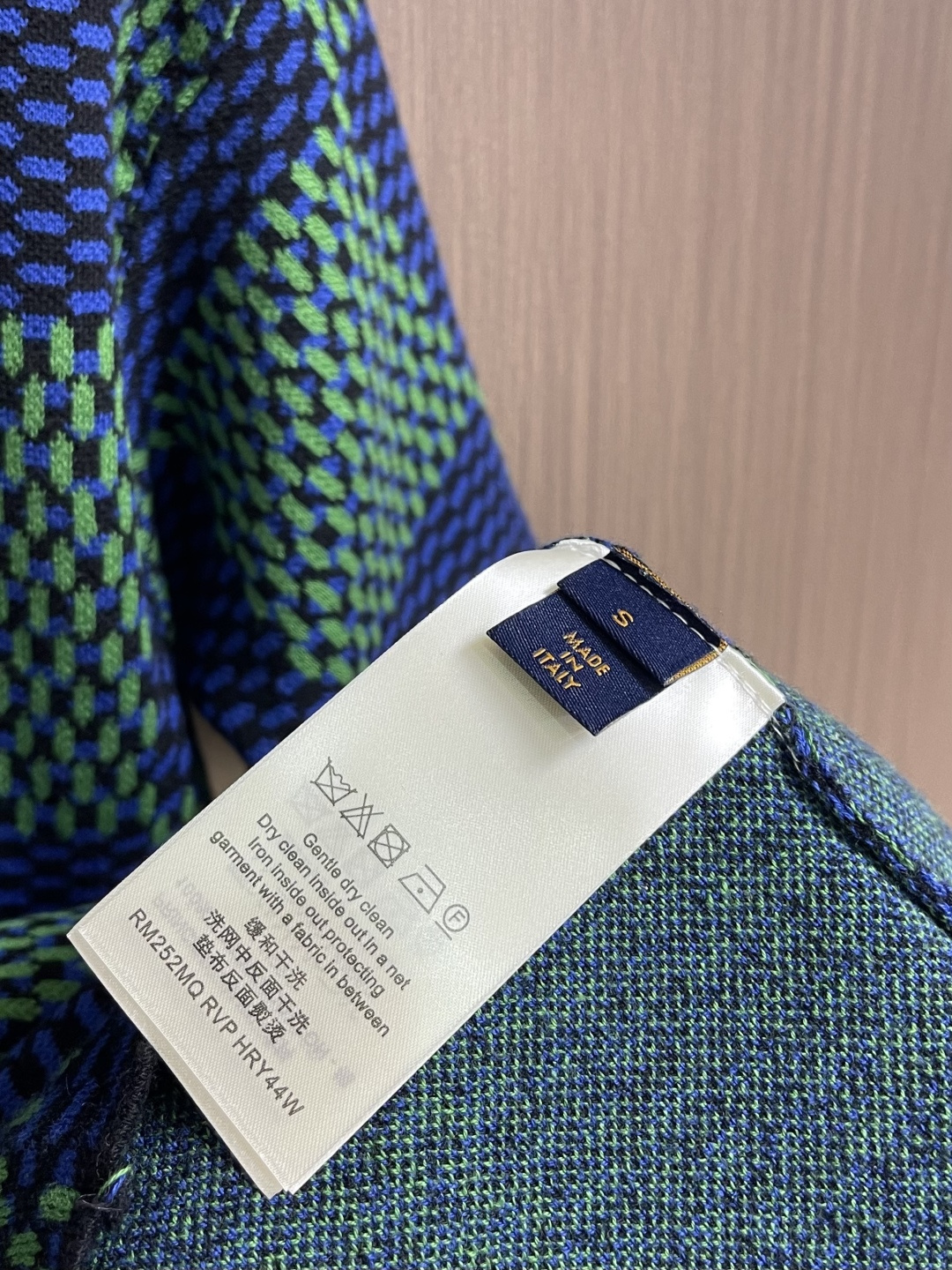 LV 经典棋盘提花针织短袖T恤，采用进口特供高捻棉混纺针织面料，经立体提花工艺编织，质地软糯厚实且弹性极