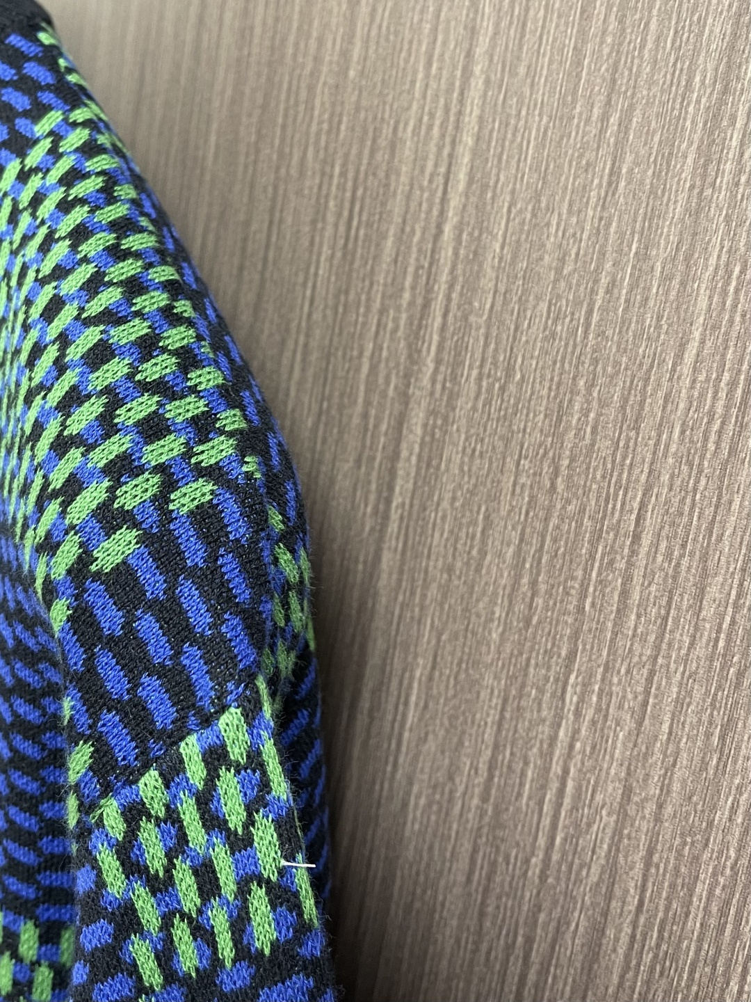 LV 经典棋盘提花针织短袖T恤，采用进口特供高捻棉混纺针织面料，经立体提花工艺编织，质地软糯厚实且弹性极