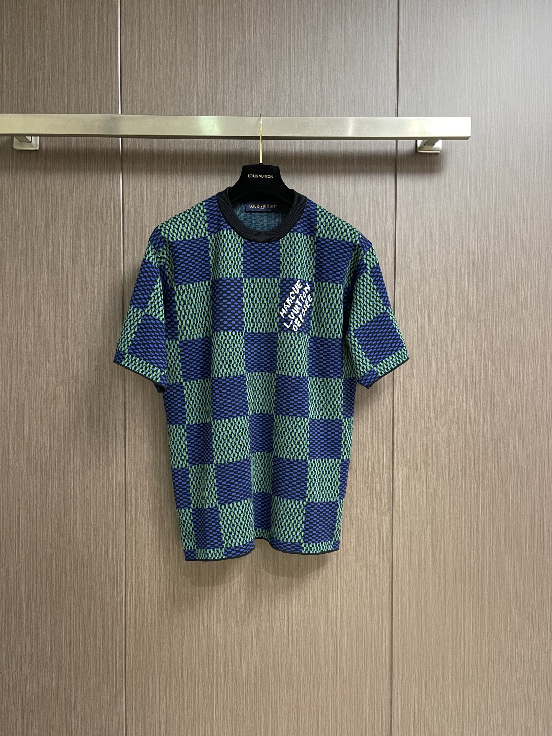 LV 经典棋盘提花针织短袖T恤，采用进口特供高捻棉混纺针织面料，经立体提花工艺编织，质地软糯厚实且弹性极