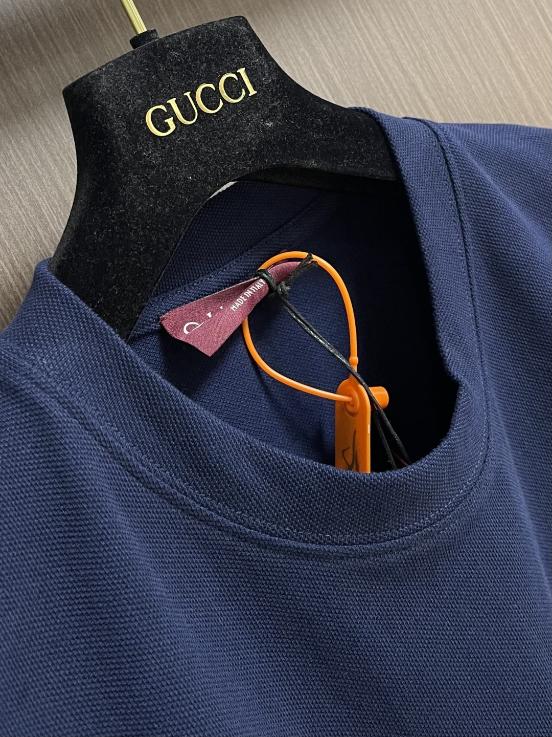 GUCCI 饰刺练珠地棉短袖T恤，这款GUCC圆领饰刺练珠地棉短神了恤，甄选优质珠地棉面料打造，肌理挺括