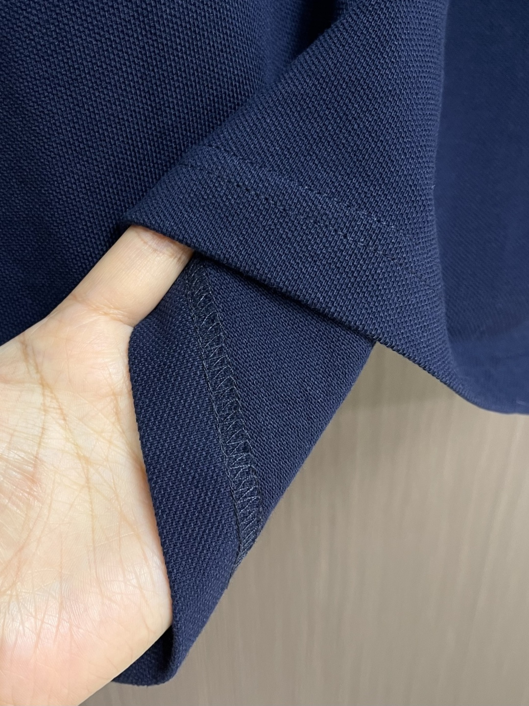 GUCCI 饰刺练珠地棉短袖T恤，这款GUCC圆领饰刺练珠地棉短神了恤，甄选优质珠地棉面料打造，肌理挺括