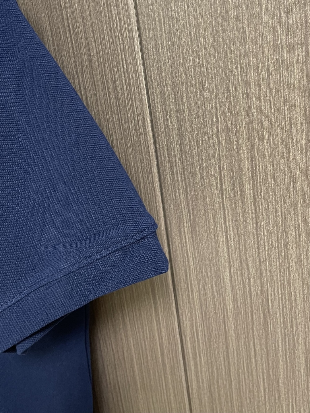 GUCCI 饰刺练珠地棉短袖T恤，这款GUCC圆领饰刺练珠地棉短神了恤，甄选优质珠地棉面料打造，肌理挺括