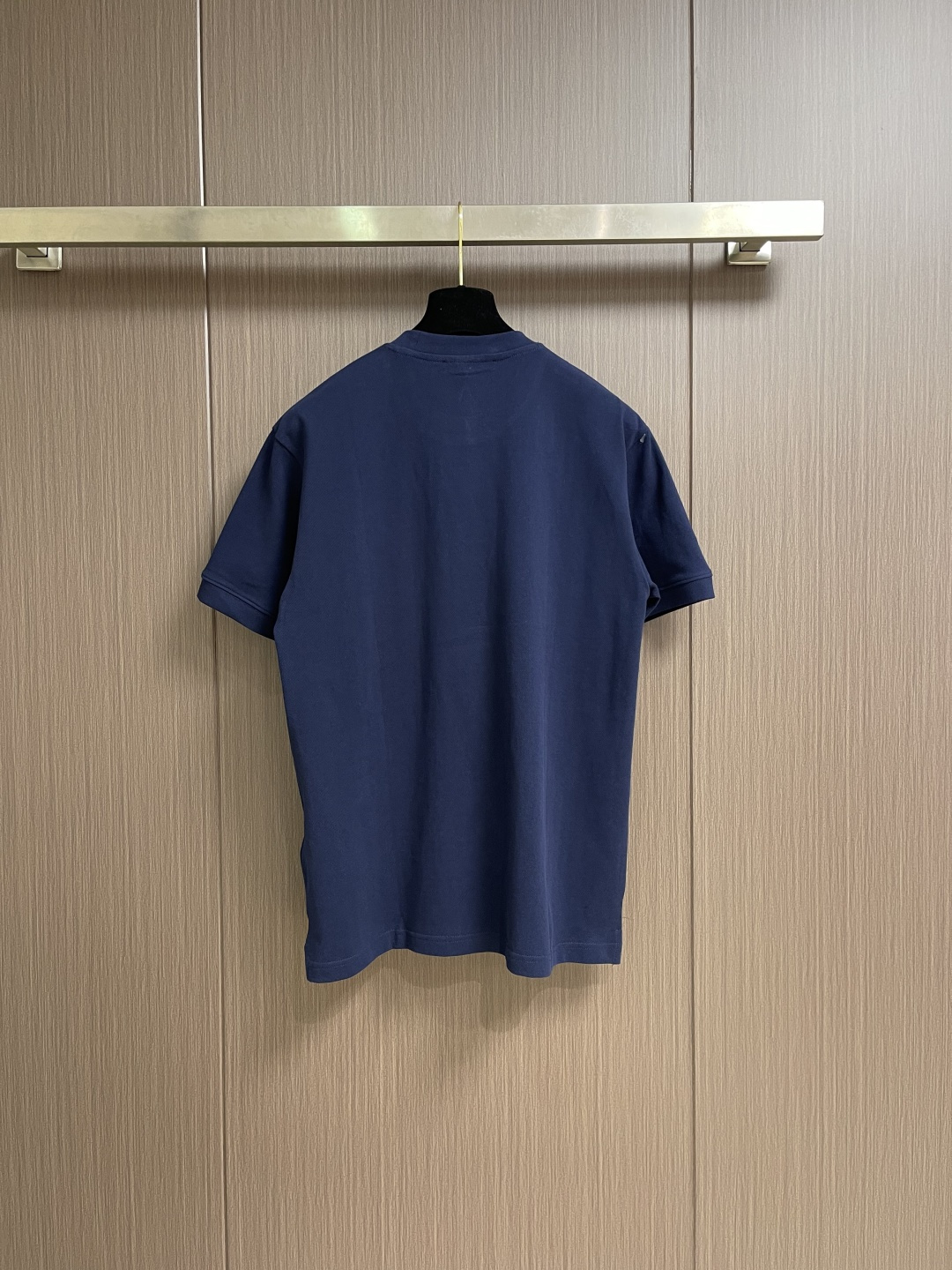 GUCCI 饰刺练珠地棉短袖T恤，这款GUCC圆领饰刺练珠地棉短神了恤，甄选优质珠地棉面料打造，肌理挺括