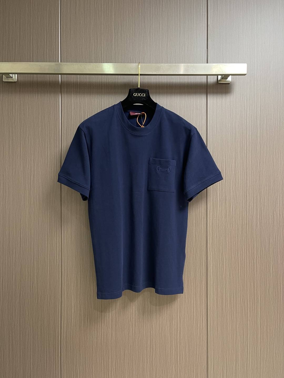 GUCCI 饰刺练珠地棉短袖T恤，这款GUCC圆领饰刺练珠地棉短神了恤，甄选优质珠地棉面料打造，肌理挺括