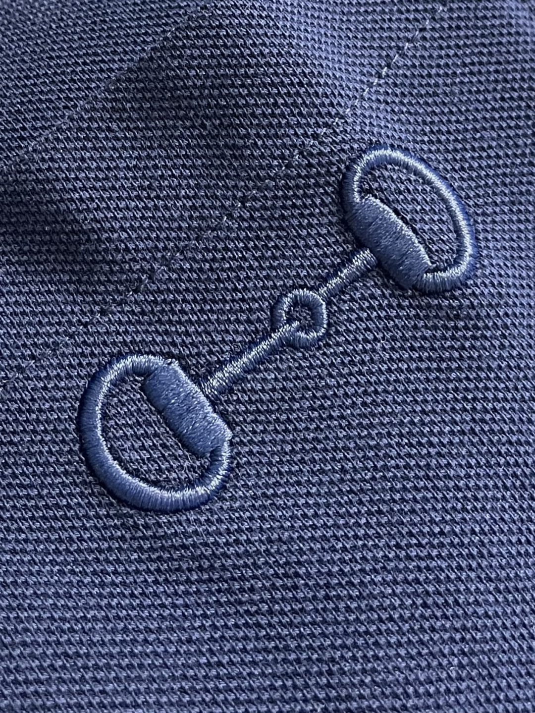 GUCCI 饰刺练珠地棉短袖T恤，这款GUCC圆领饰刺练珠地棉短神了恤，甄选优质珠地棉面料打造，肌理挺括