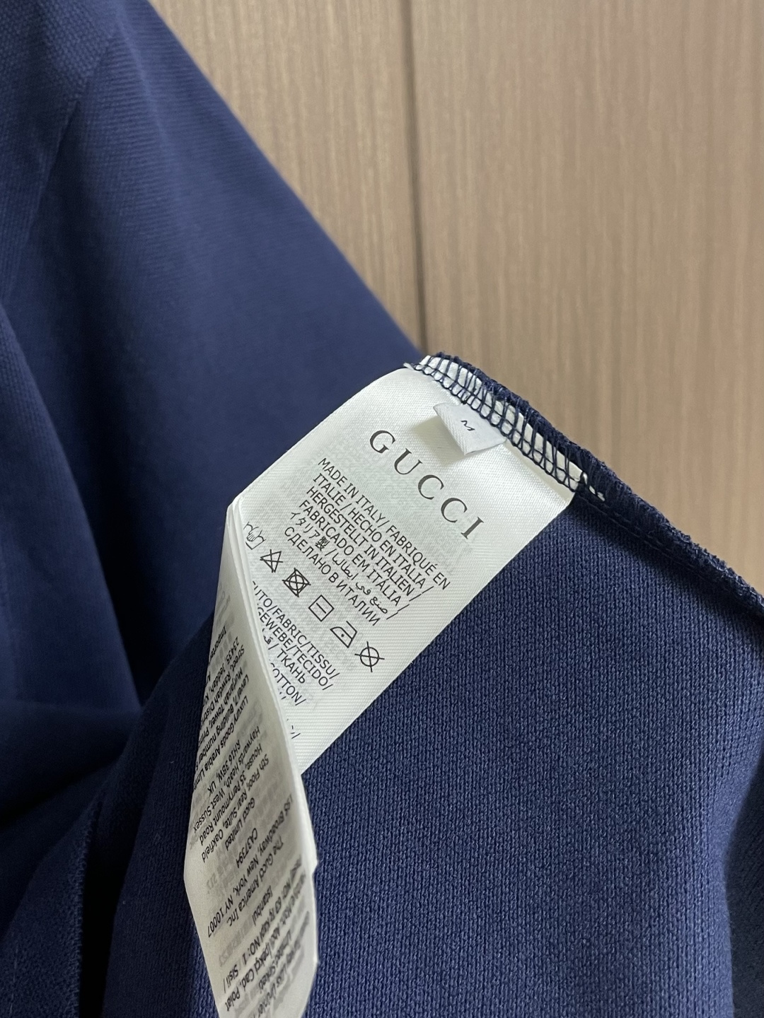 GUCCI 饰刺练珠地棉短袖T恤，这款GUCC圆领饰刺练珠地棉短神了恤，甄选优质珠地棉面料打造，肌理挺括